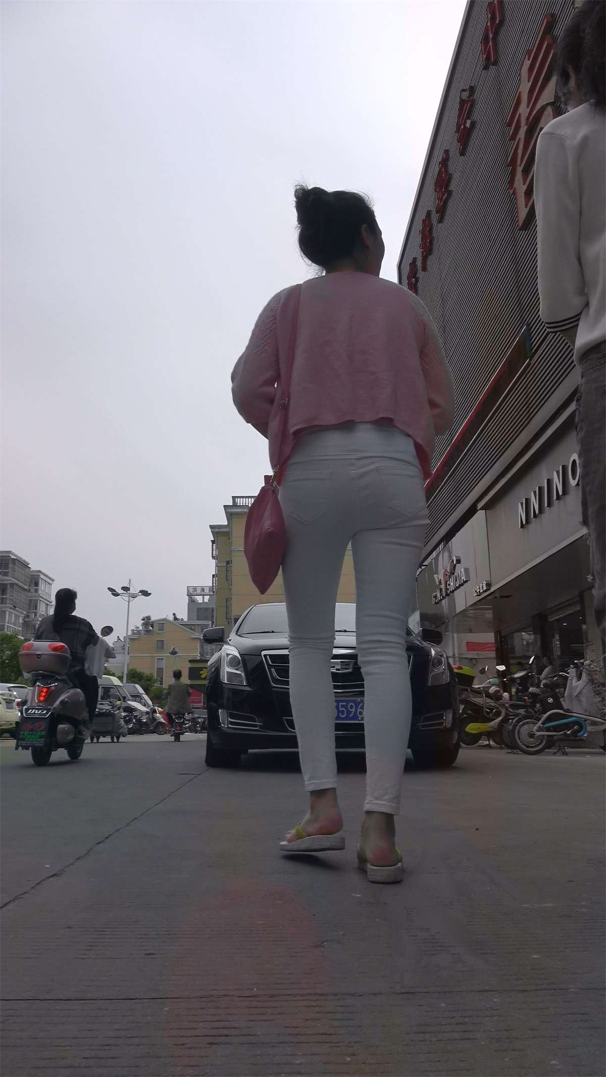 紧身白裤粉衣丸子头小美女