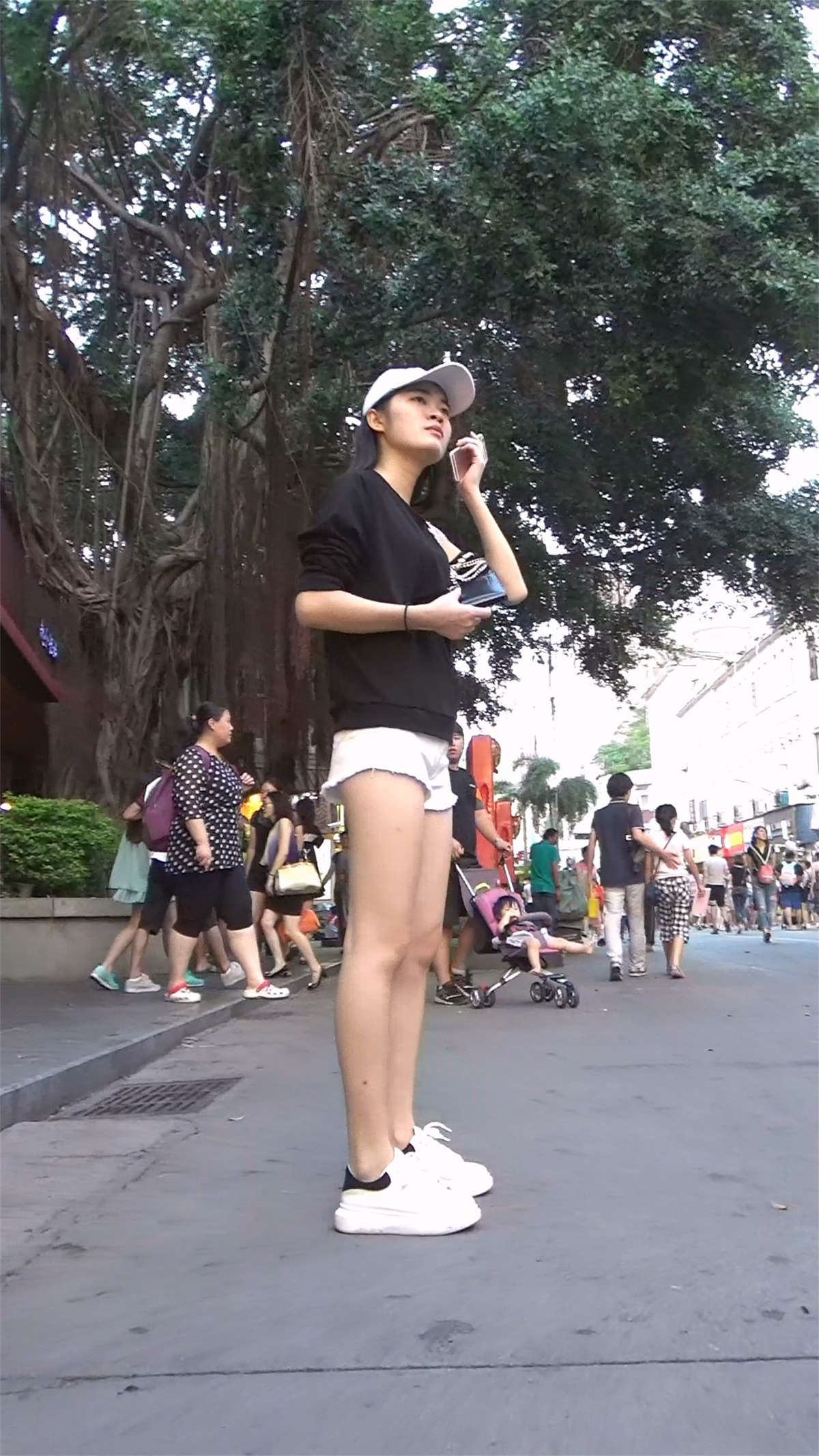 白短热裤苗条美腿鸭舌帽美女