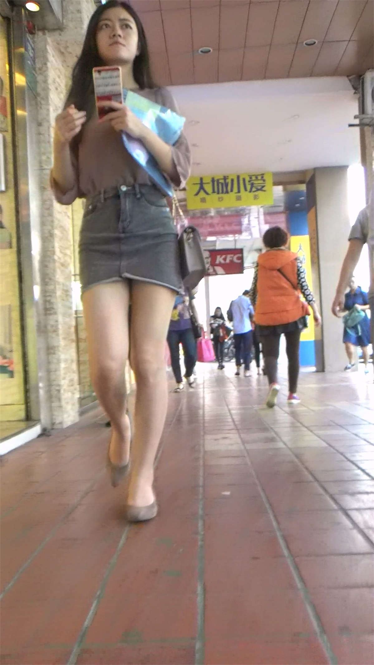 高颜值美腿牛仔裙美女姐姐