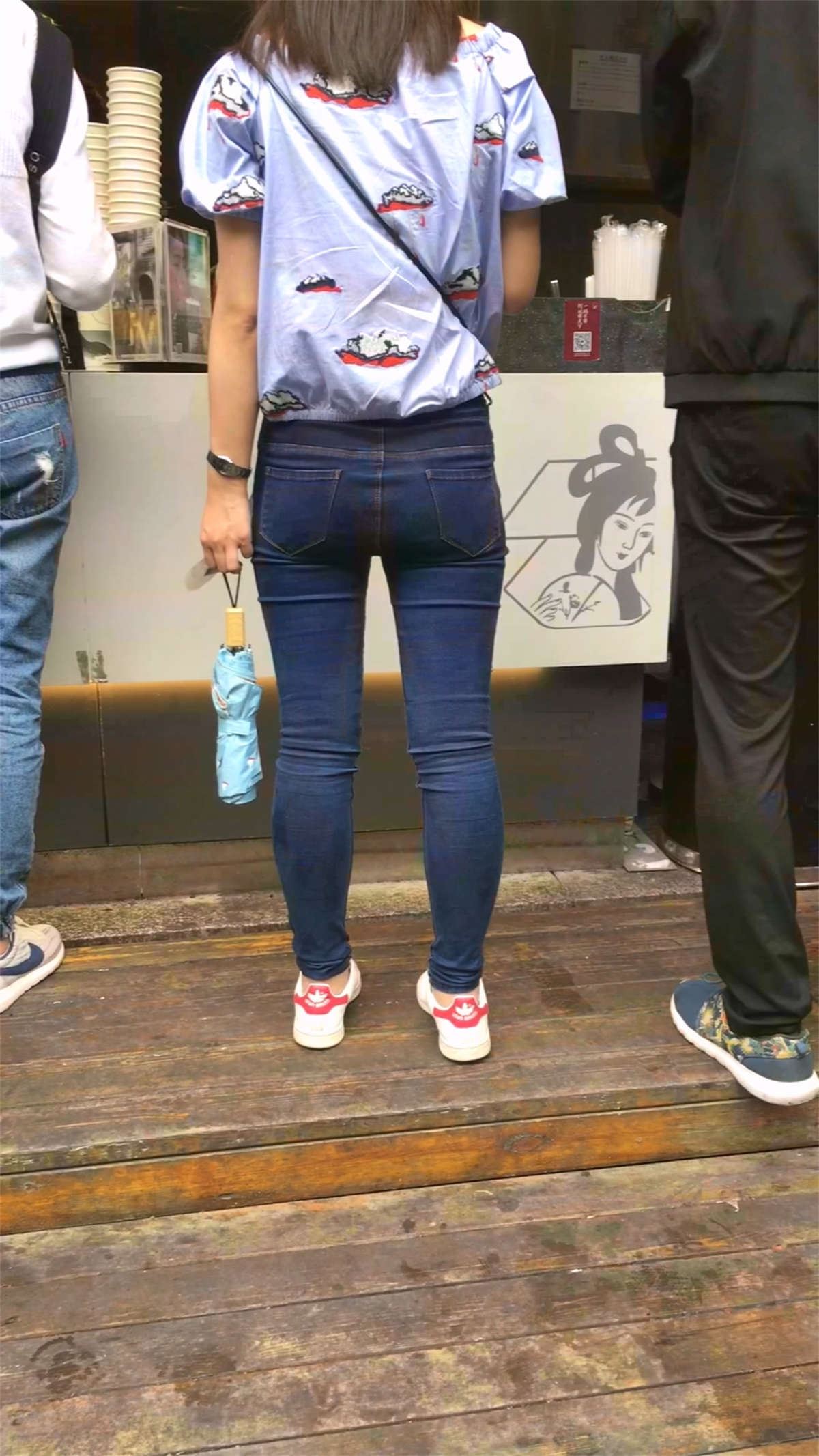 蓝色牛仔裤小美女
