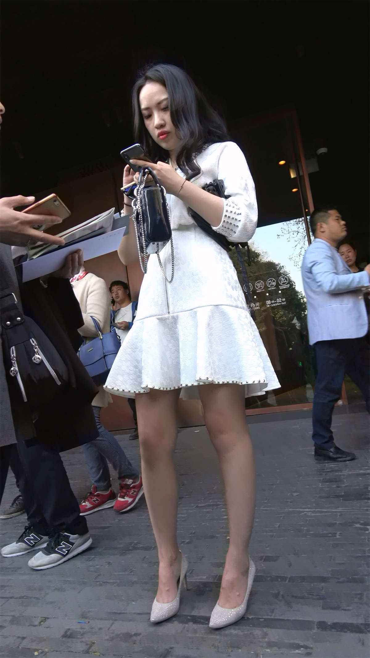性感美腿白色连衣裙波浪卷发美女