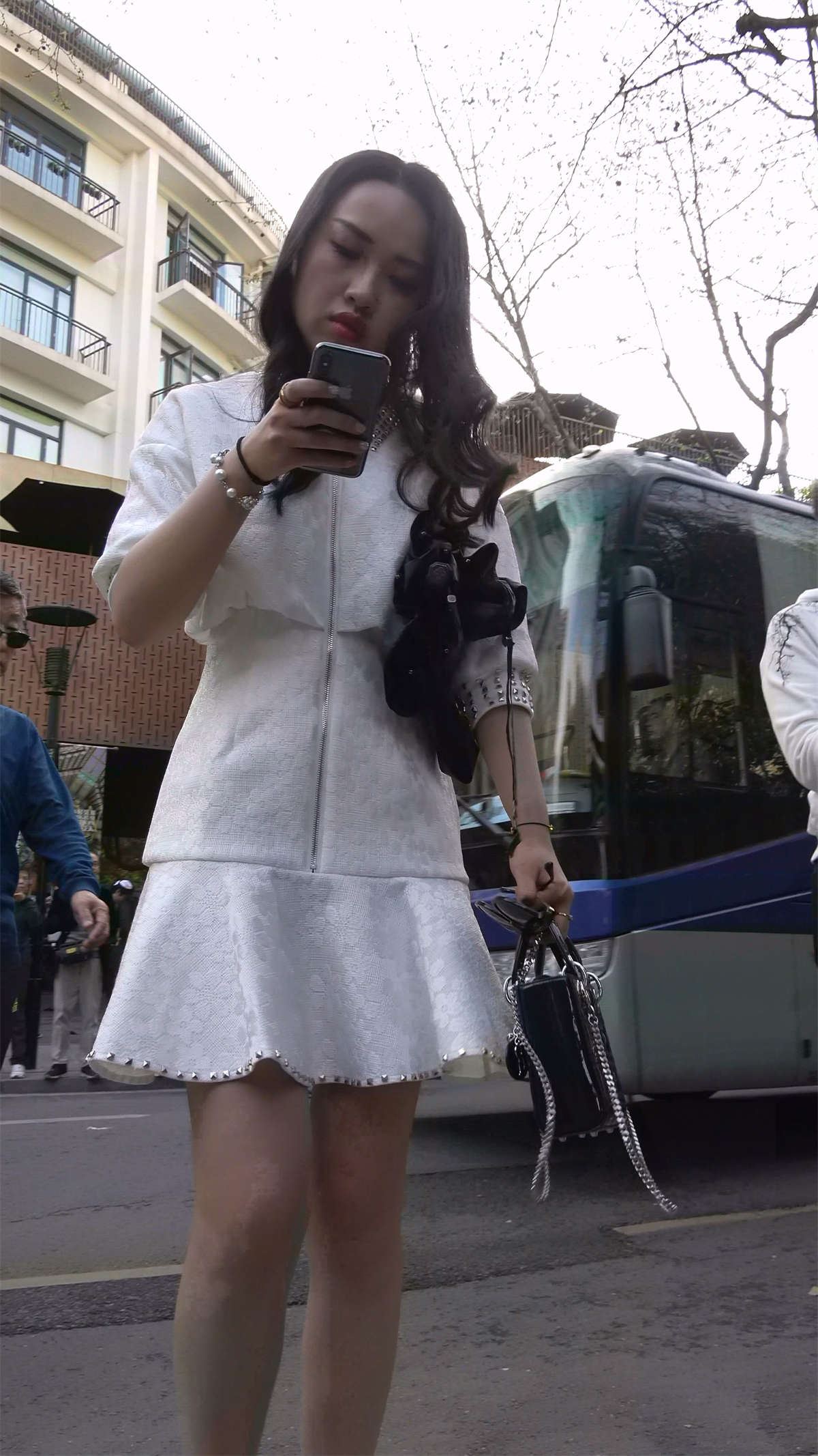 性感美腿白色连衣裙波浪卷发美女