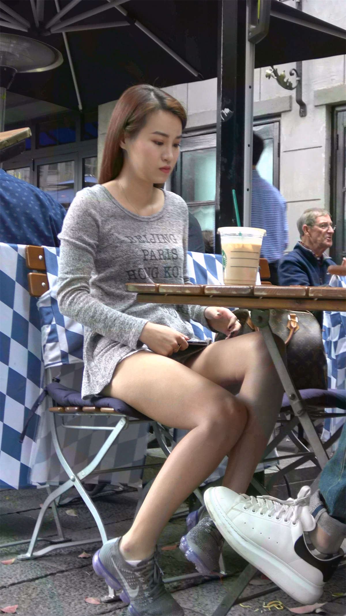 跟男友约会的热裤美腿小姐姐