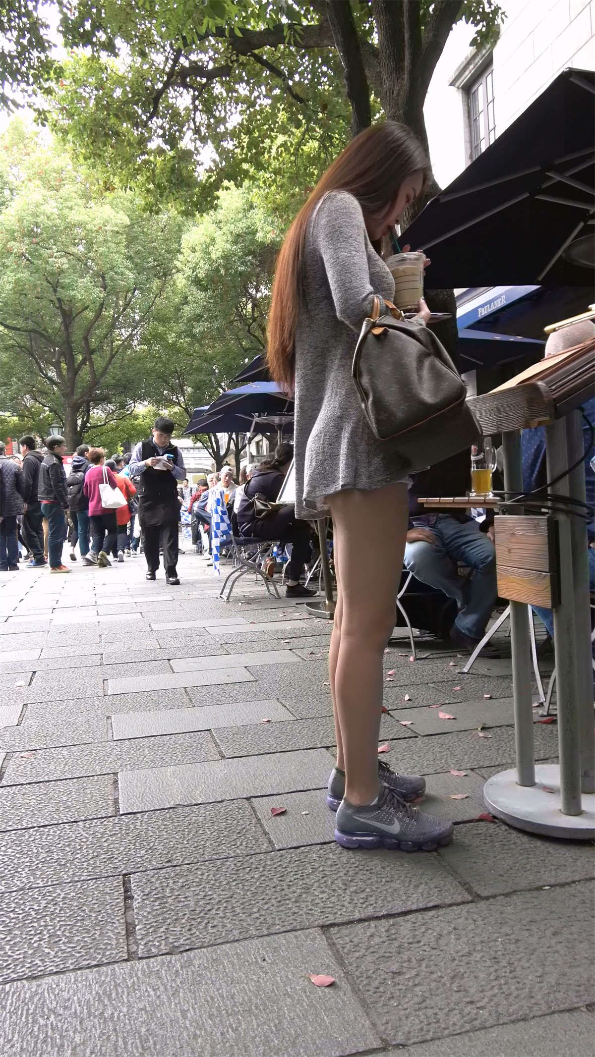 跟男友约会的热裤美腿小姐姐