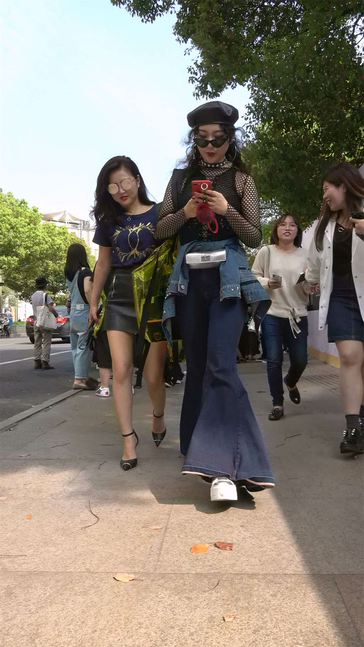 极品性感皮裙女神外加打扮浮夸的高挑少妇