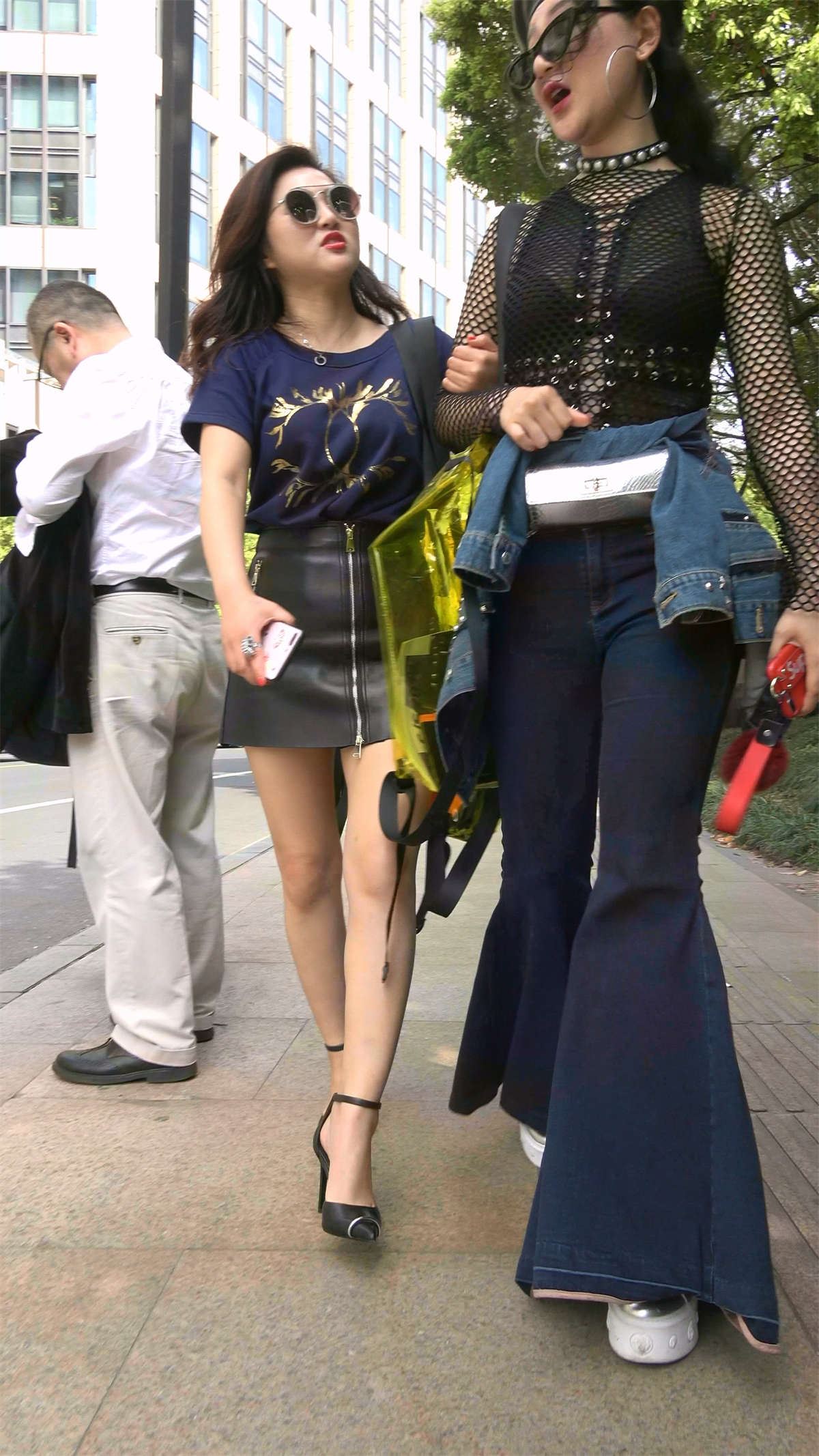 极品性感皮裙女神外加打扮浮夸的高挑少妇