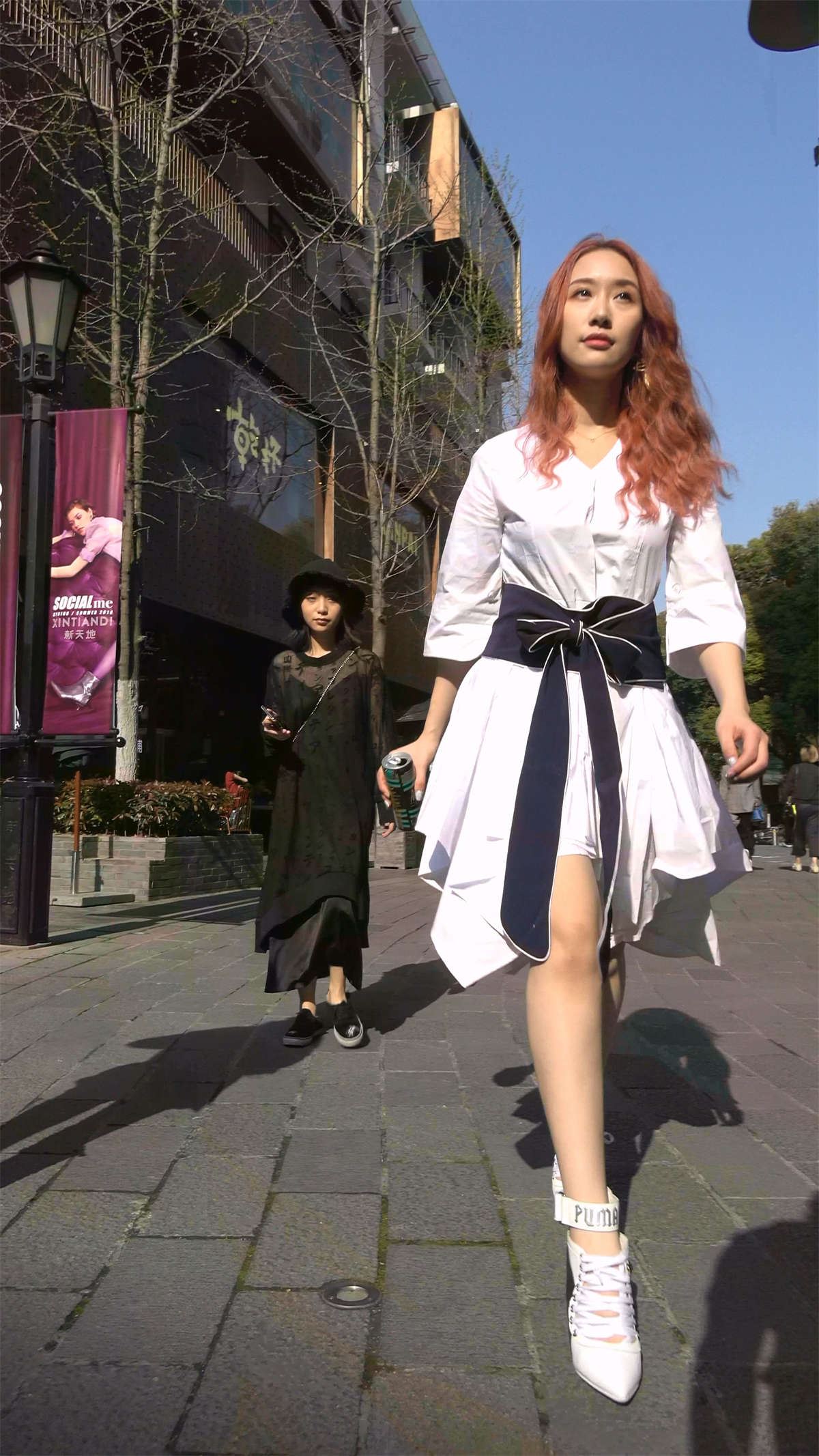 洁白连衣裙酒红色头发美女