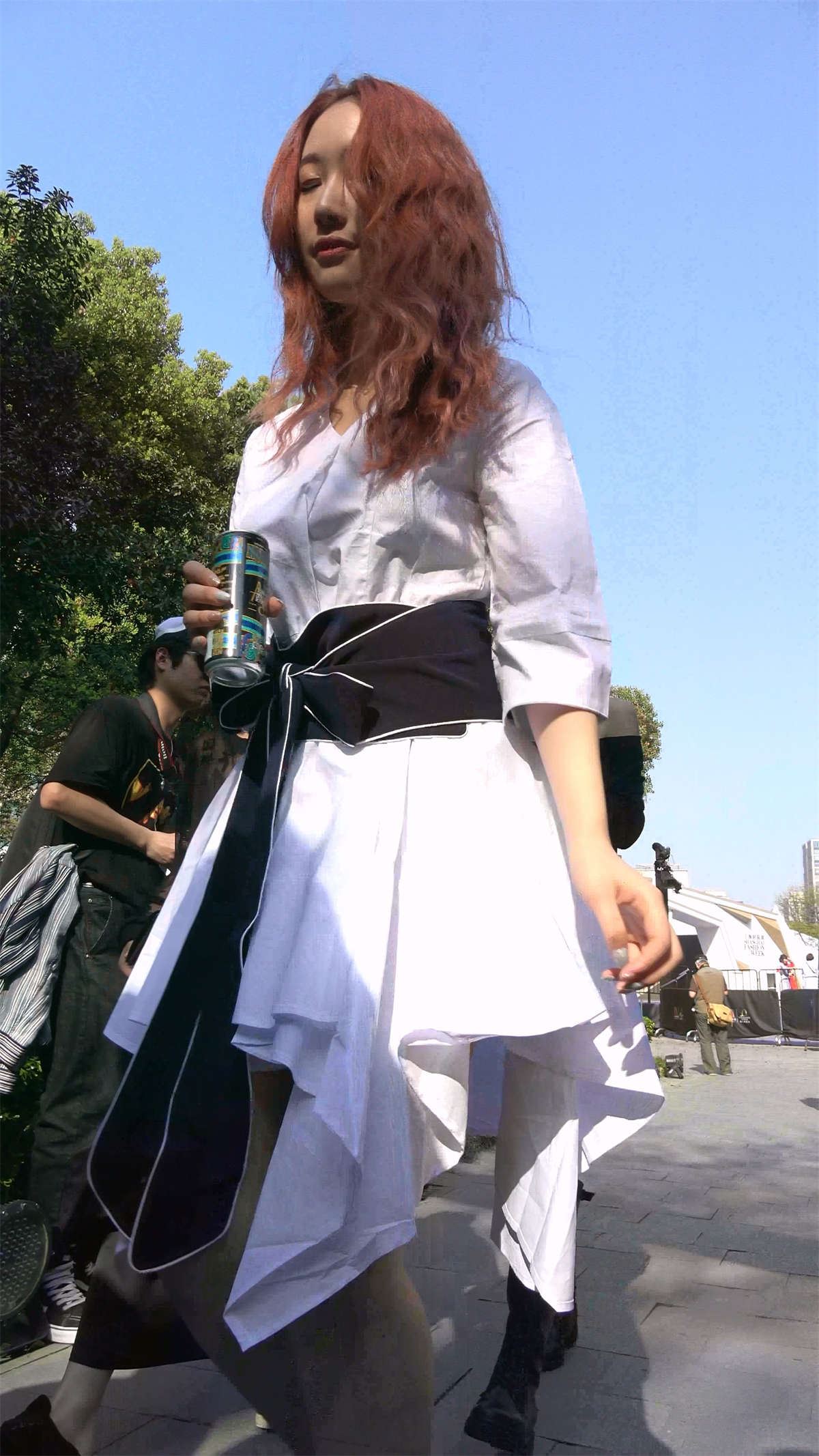 洁白连衣裙酒红色头发美女