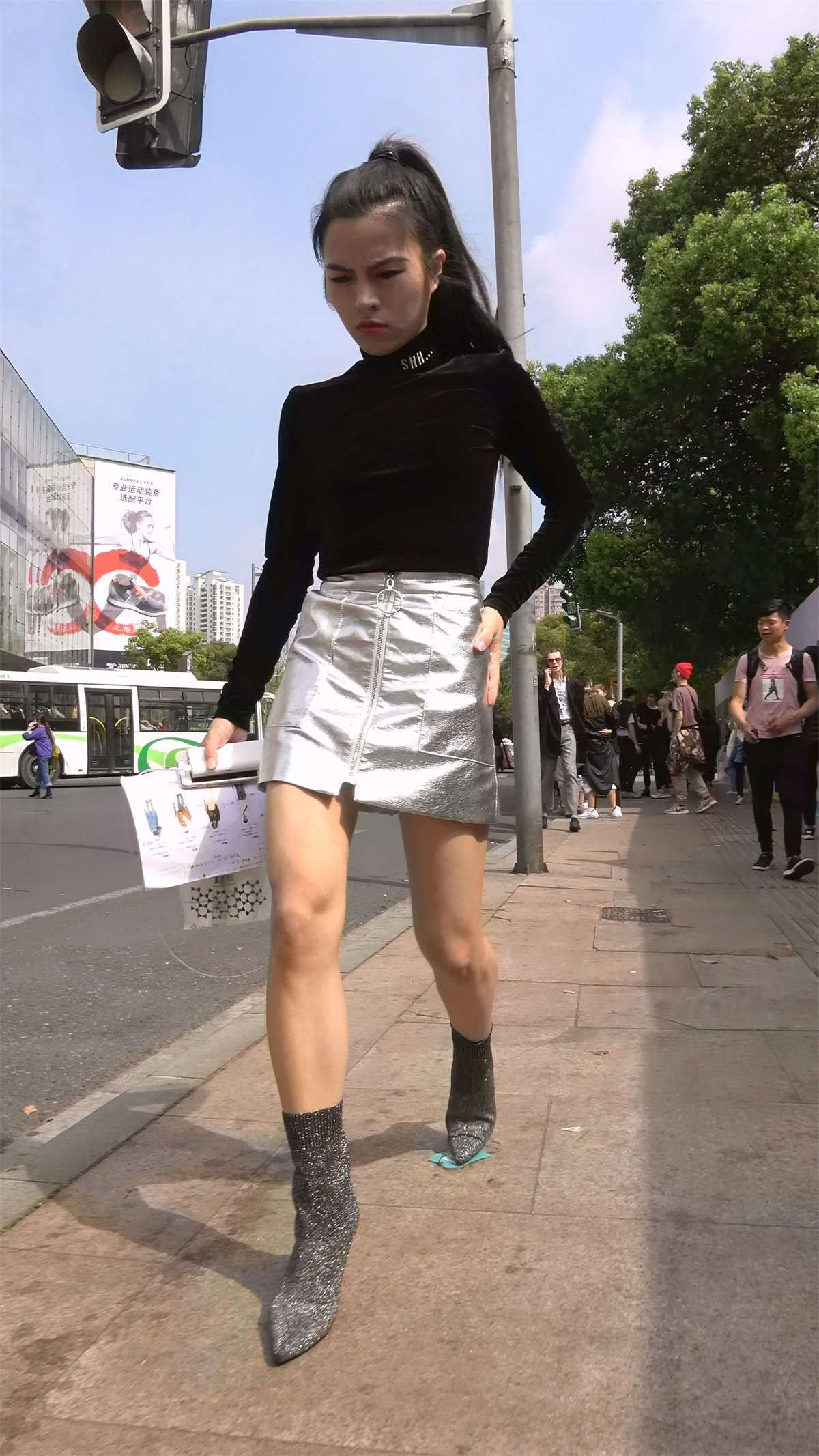 气质满满的银白裙马尾辫小姐姐