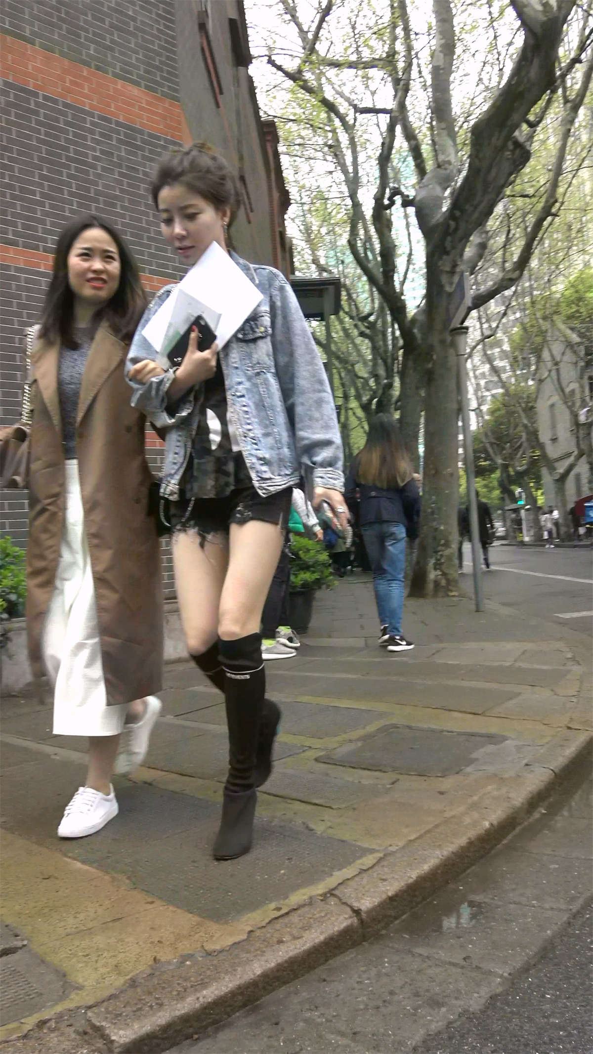 牛仔小外套高挑美丽动人美女