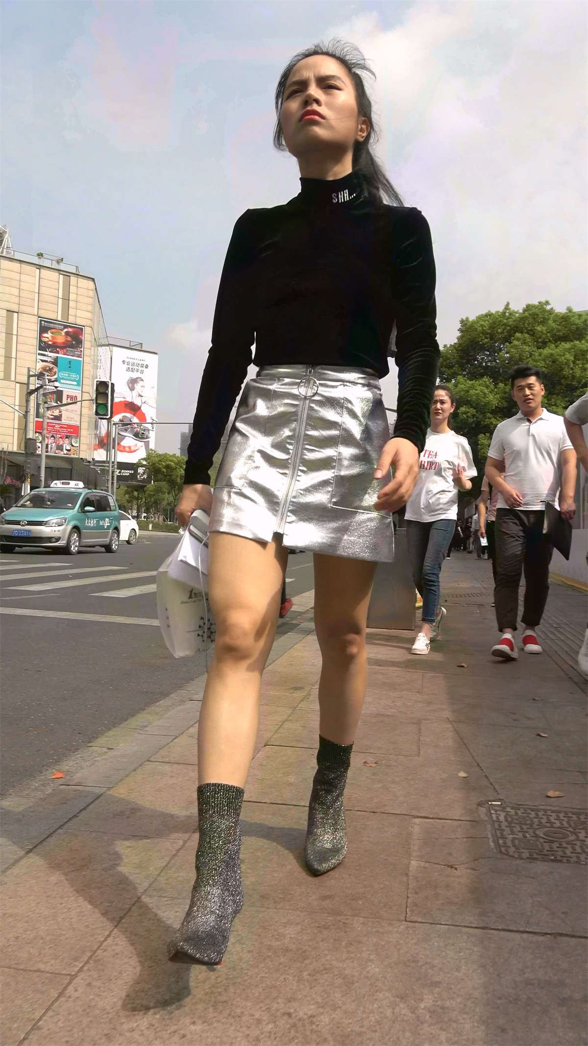 气质满满的银白裙马尾辫小姐姐