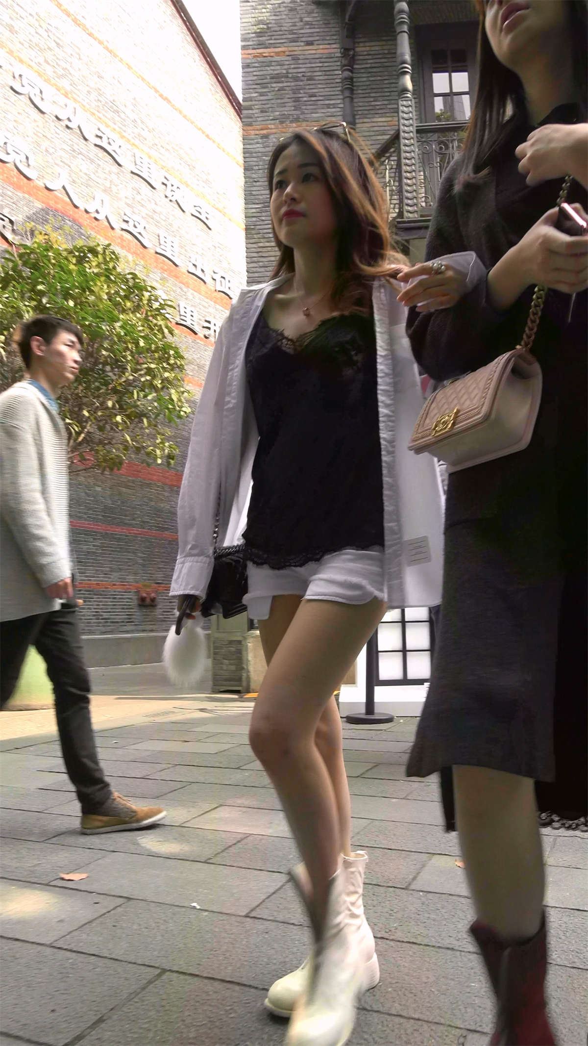 青春洋溢春风满面的美腿热裤美女