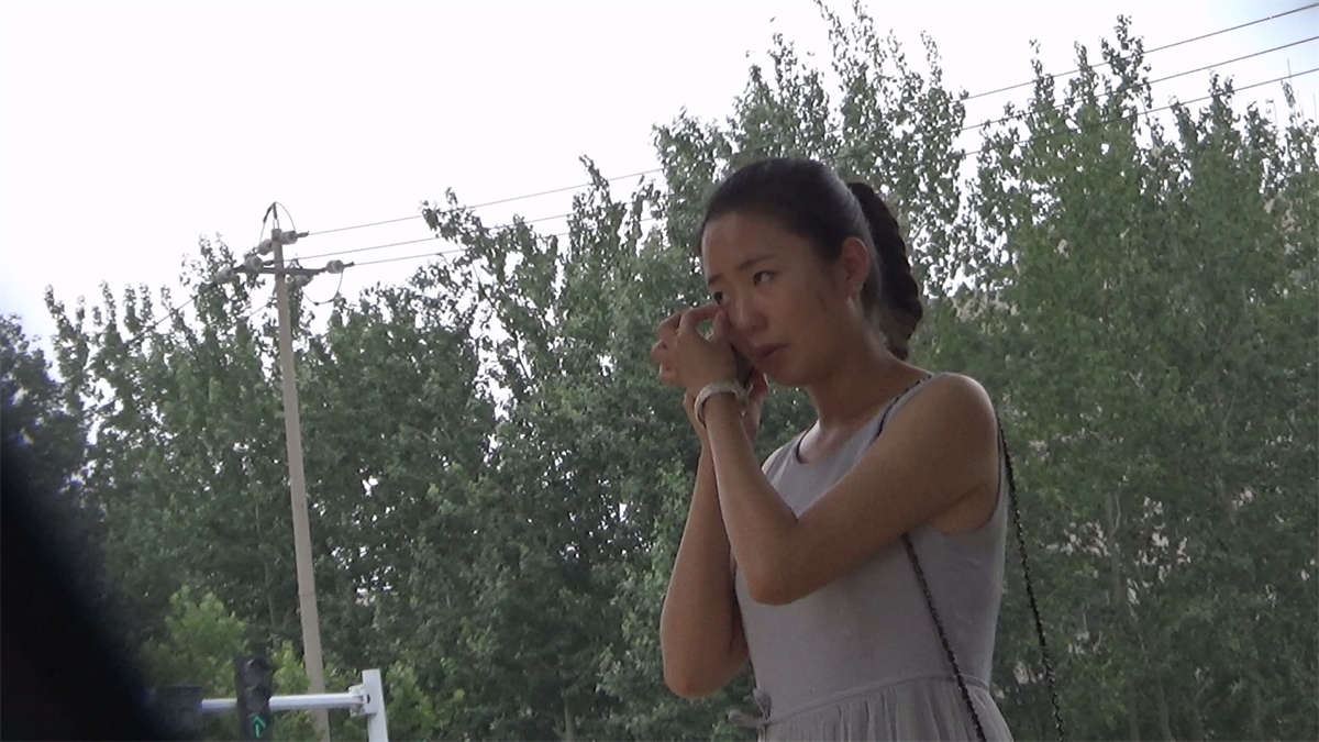 连衣裙身材高挑美丽女孩