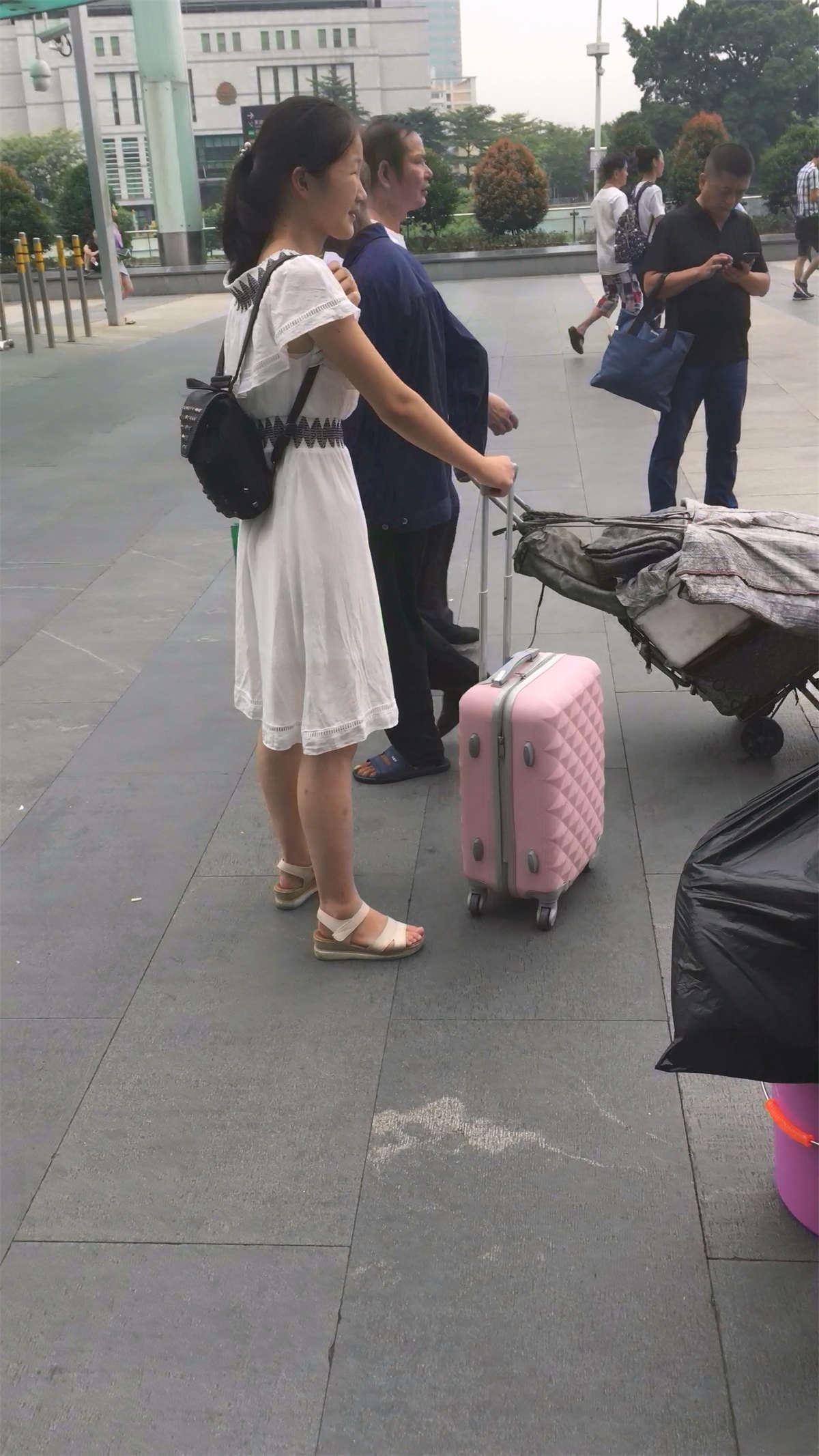 白色连衣裙妹子