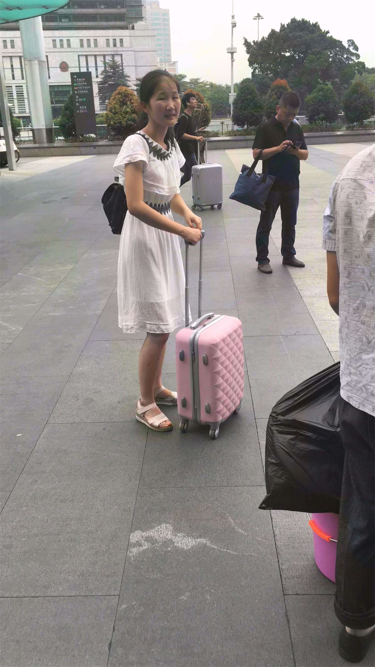 白色连衣裙妹子