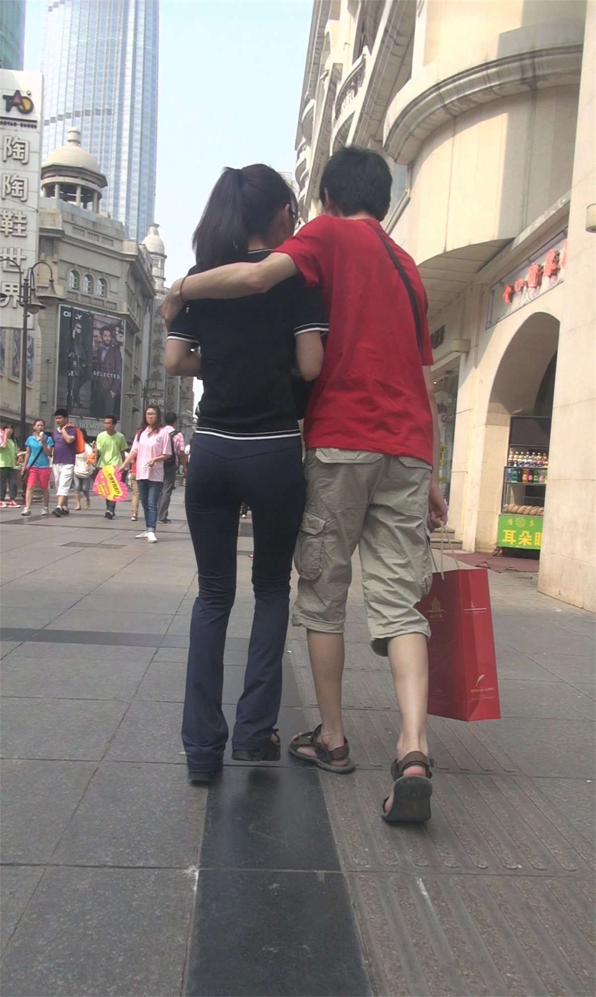 和男友逛街的美女