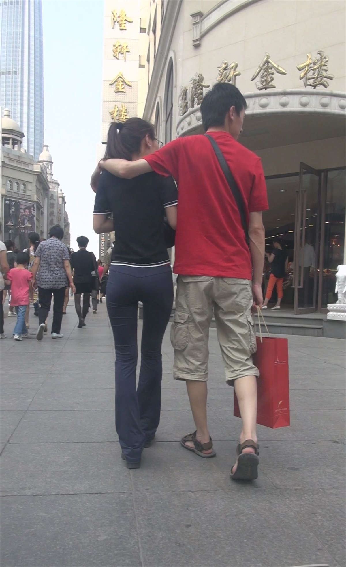 和男友逛街的美女