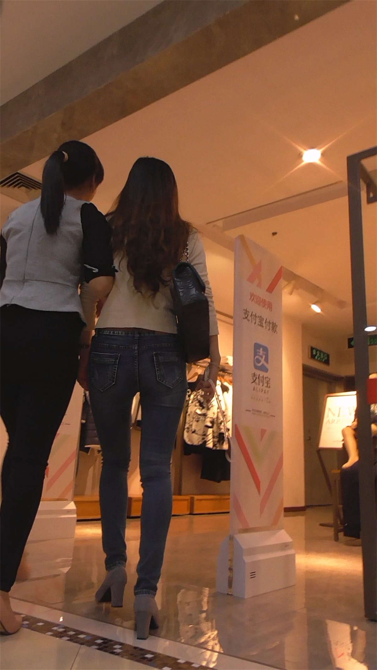两个牛仔裤美女