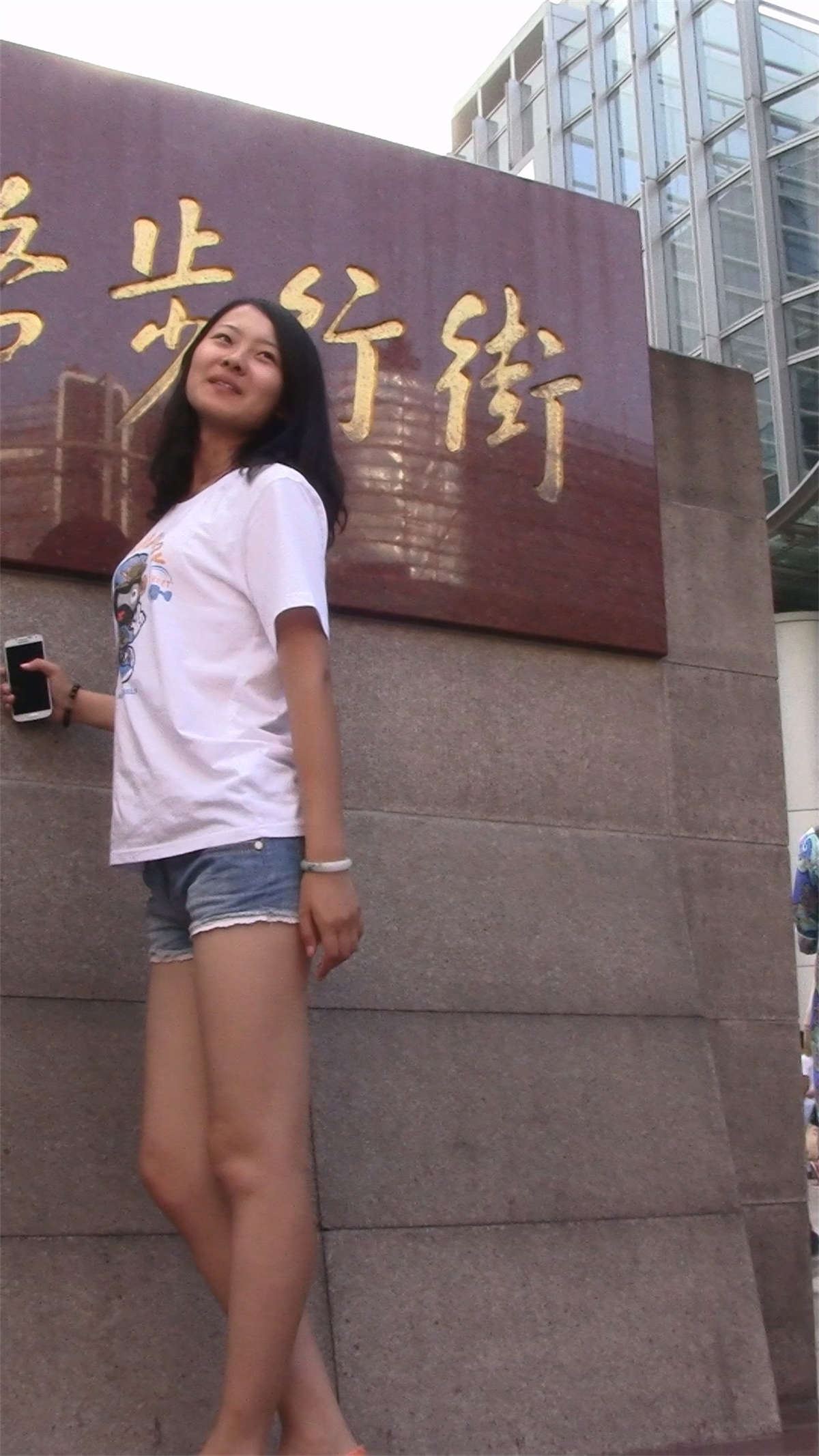 白色上衣,牛仔热裤妹子