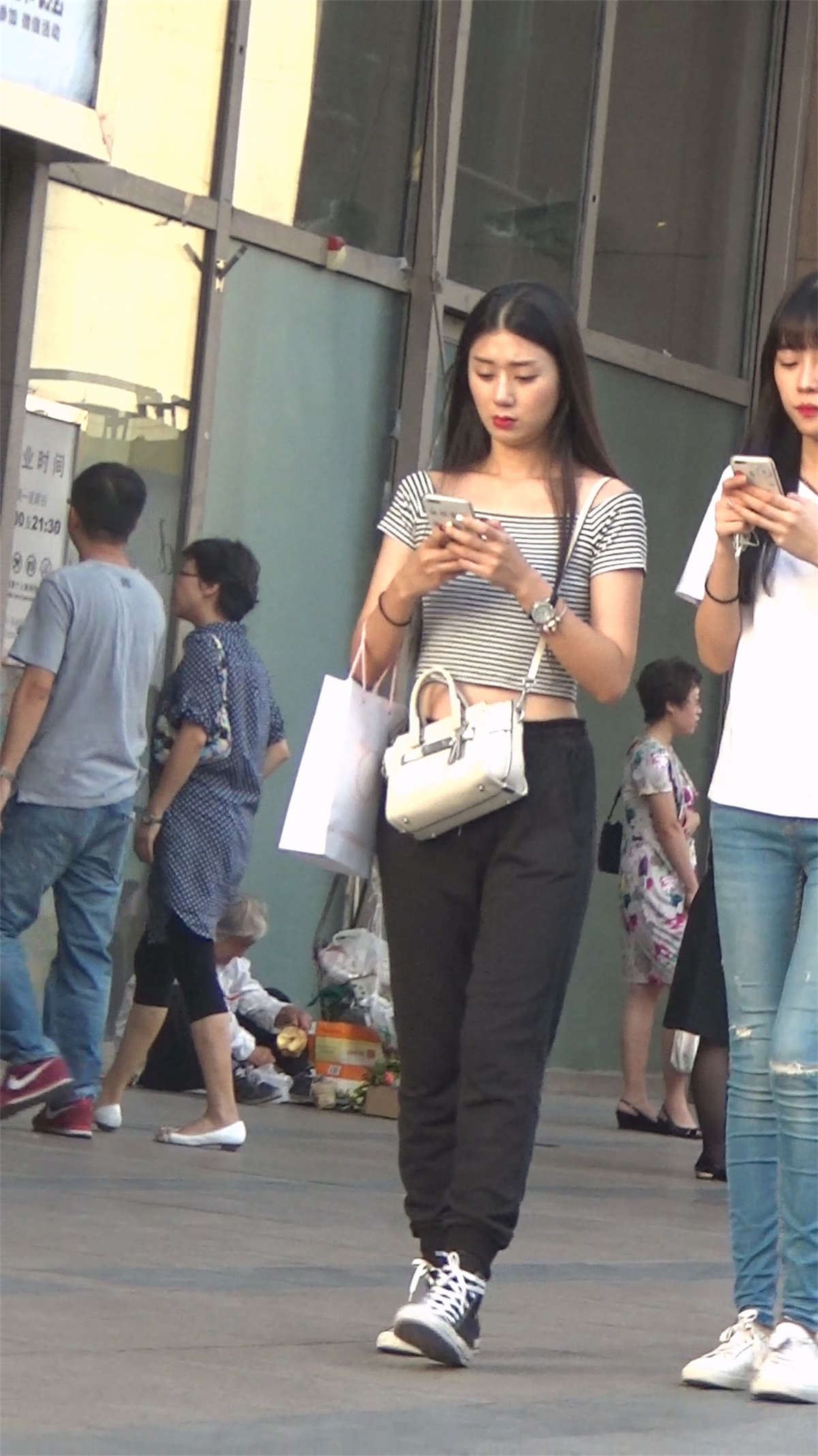 两个休闲裤长发漂亮美女逛街