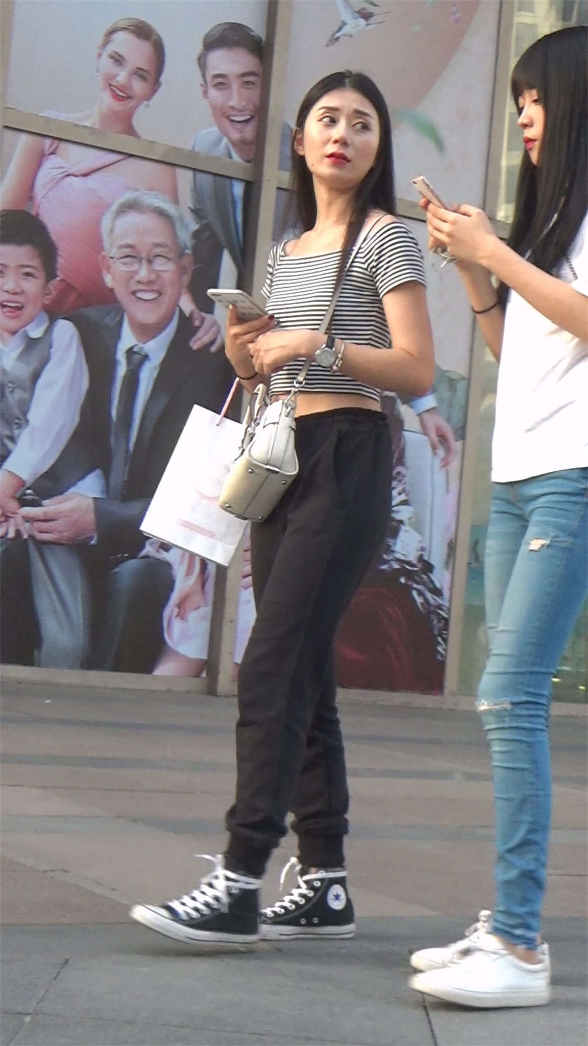 两个休闲裤长发漂亮美女逛街