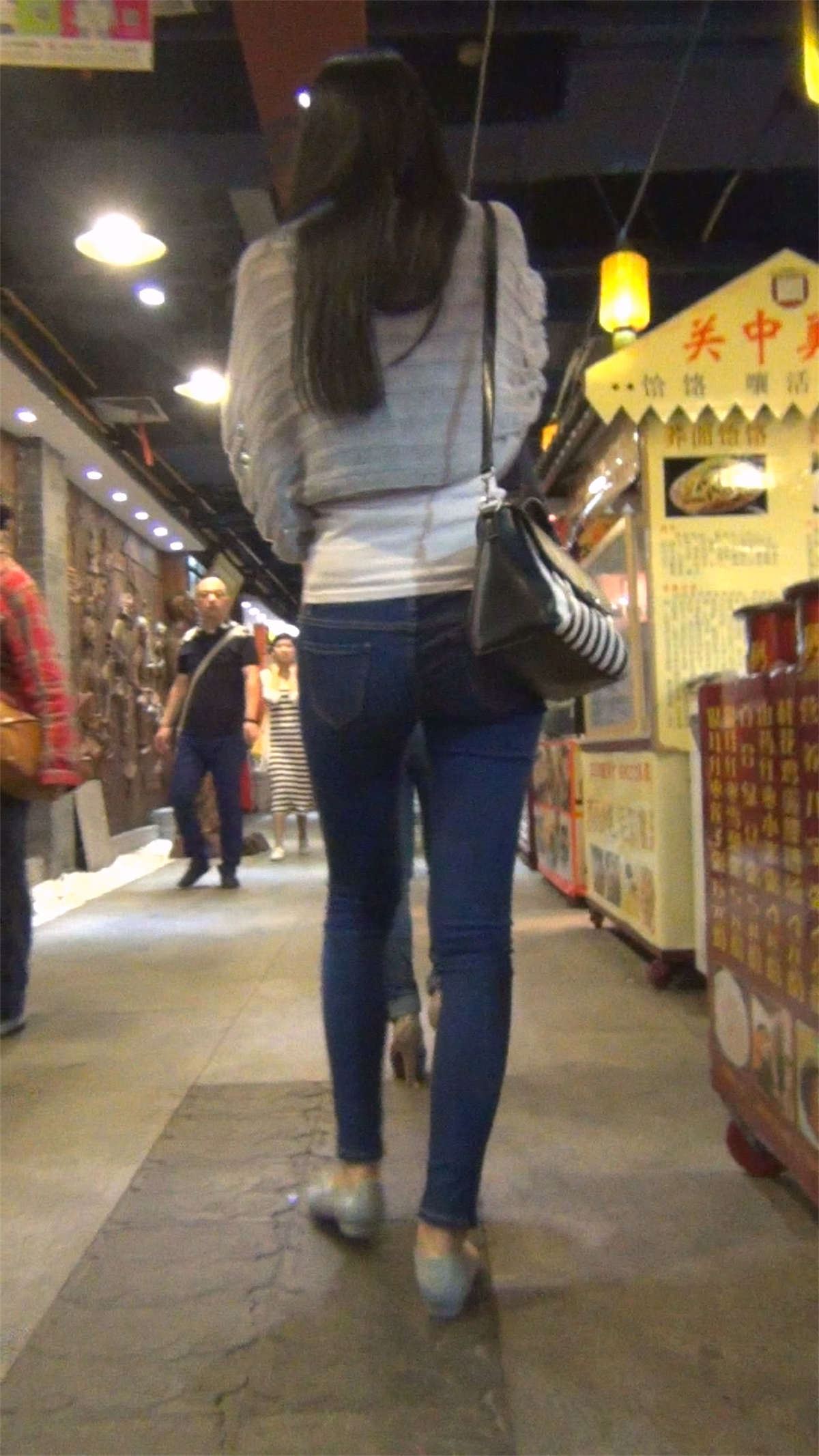 紧身牛仔美女
