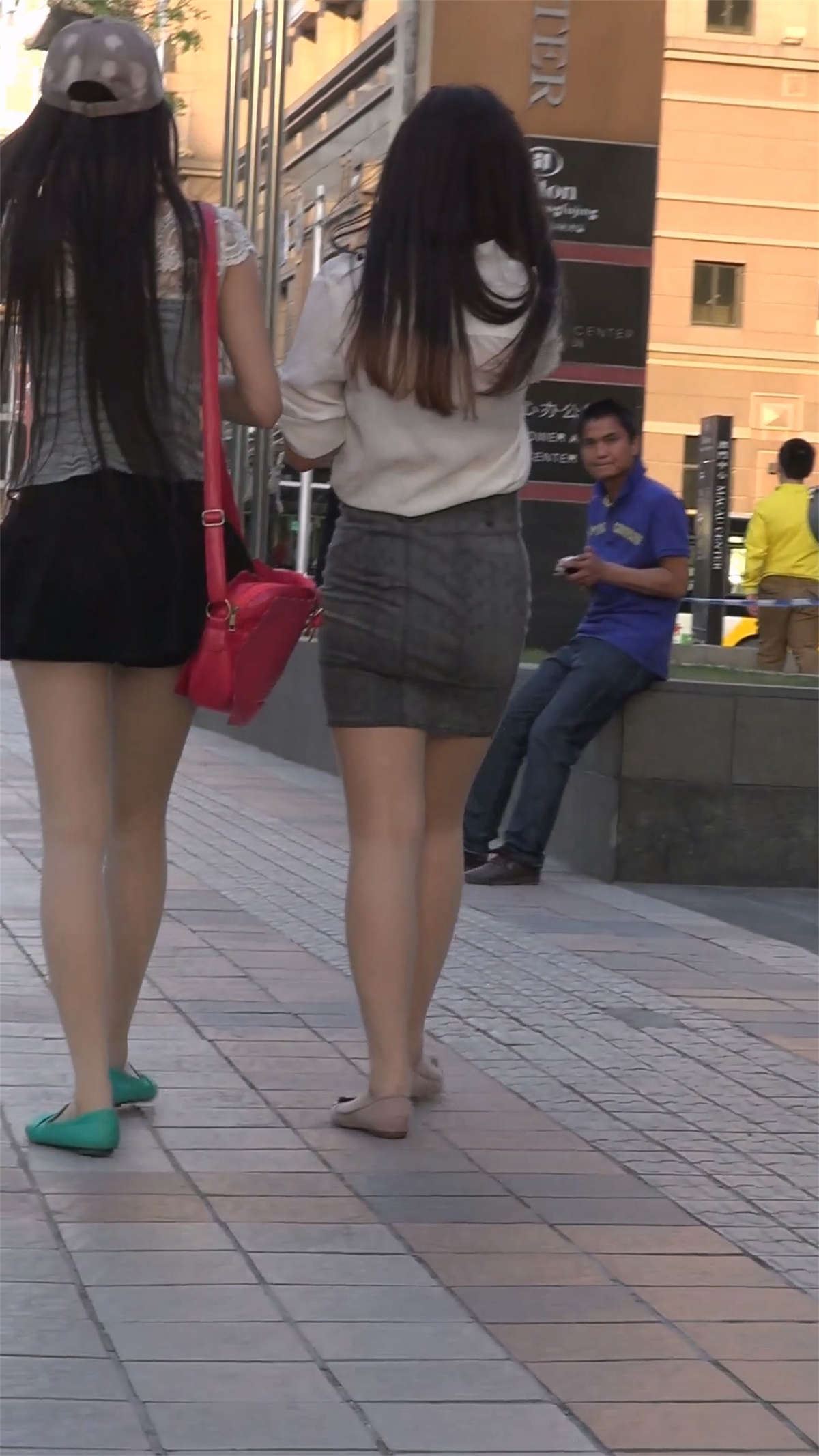 肉丝短裙美女