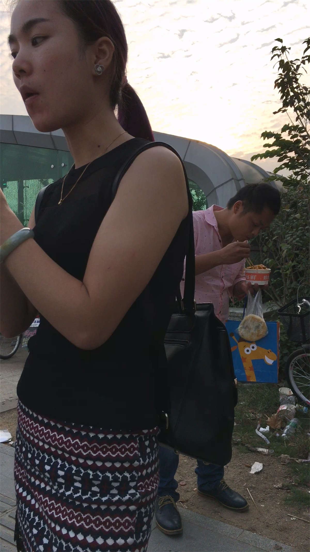 买小吃的两个紧绷包臀短裙肉丝白腿美眉