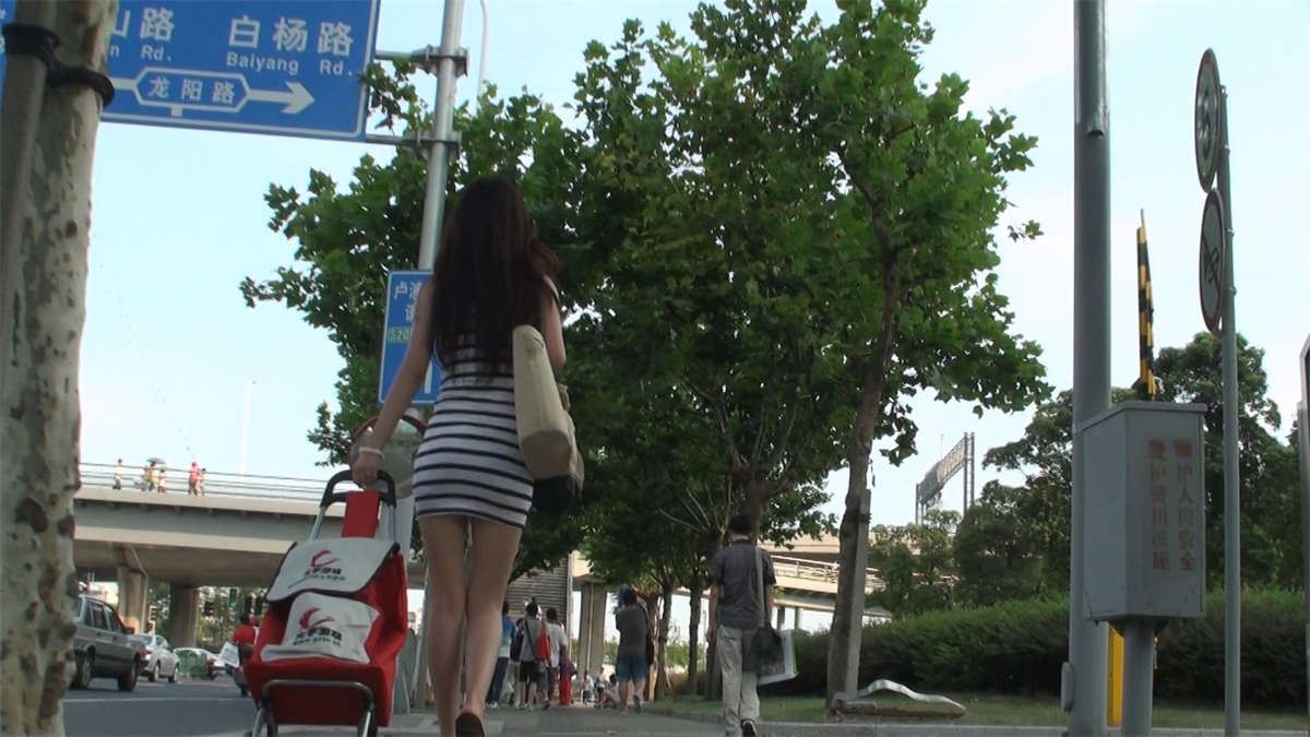 气质美女的横条连衣裙长腿MM