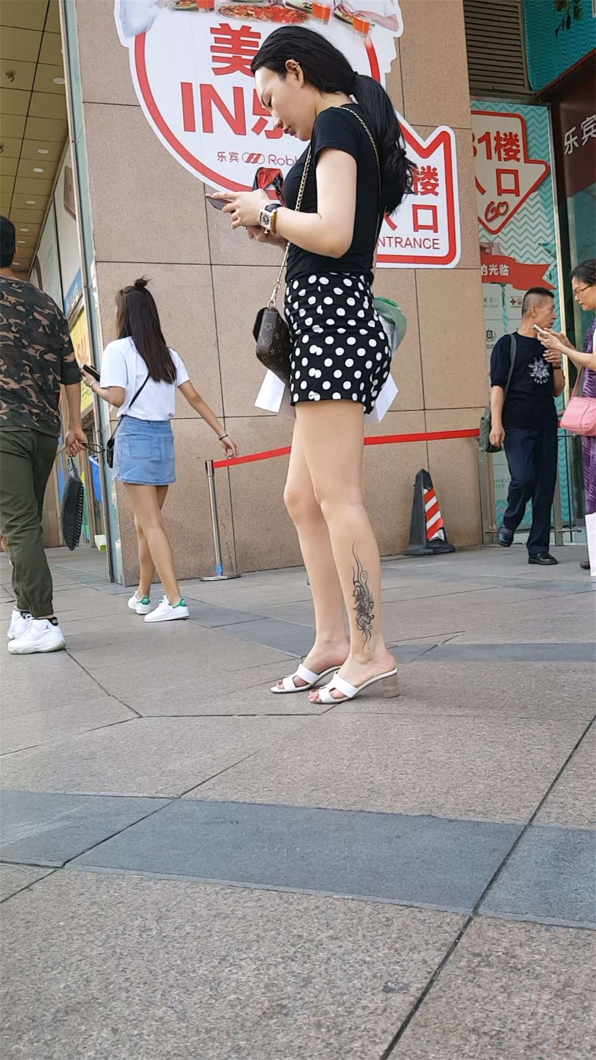 美女站着累了就蹲下