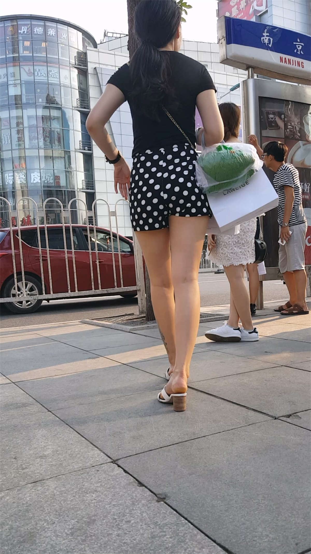美女站着累了就蹲下