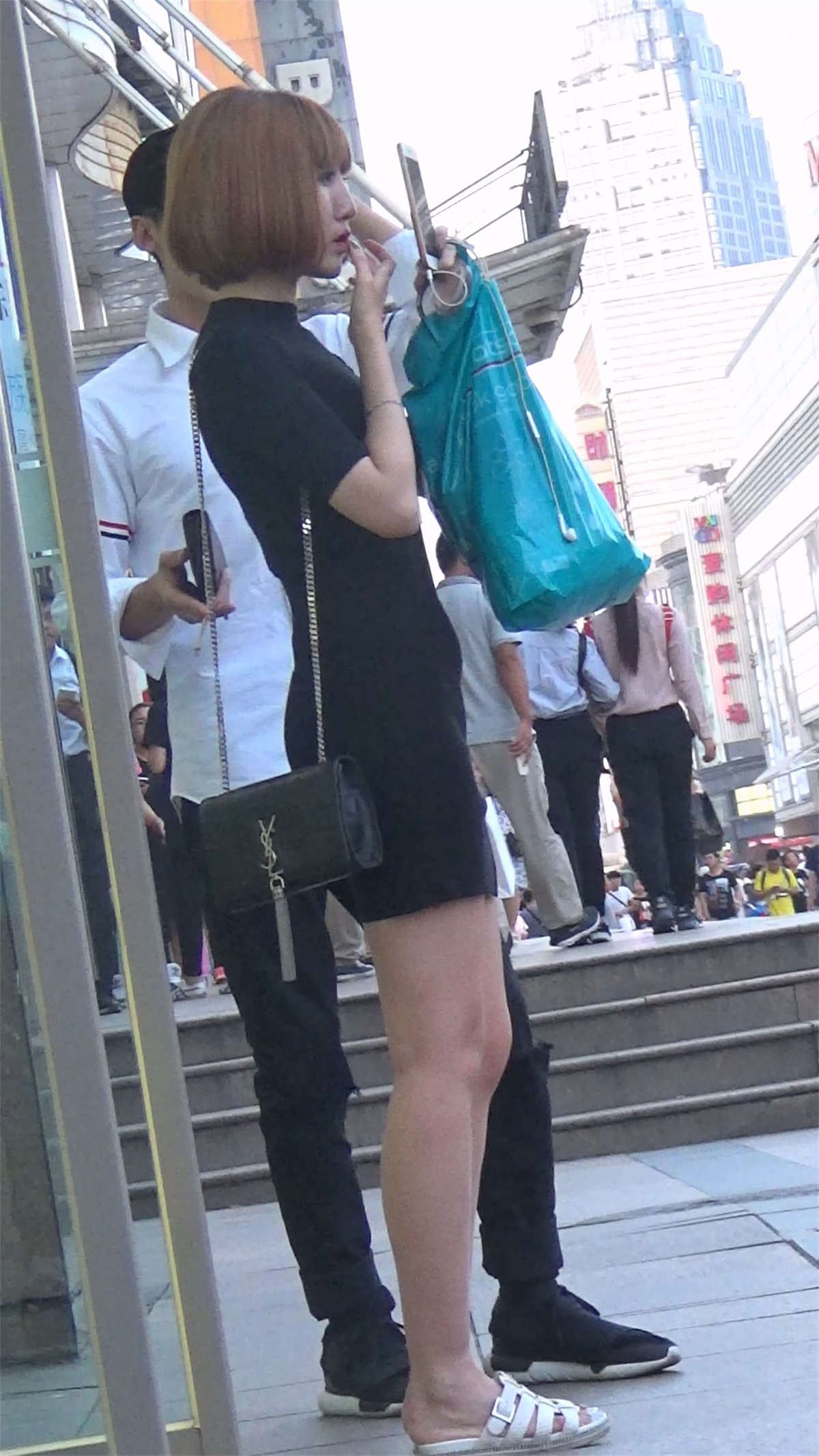 黑色侧开叉连衣包臀裙金色短发白腿美女