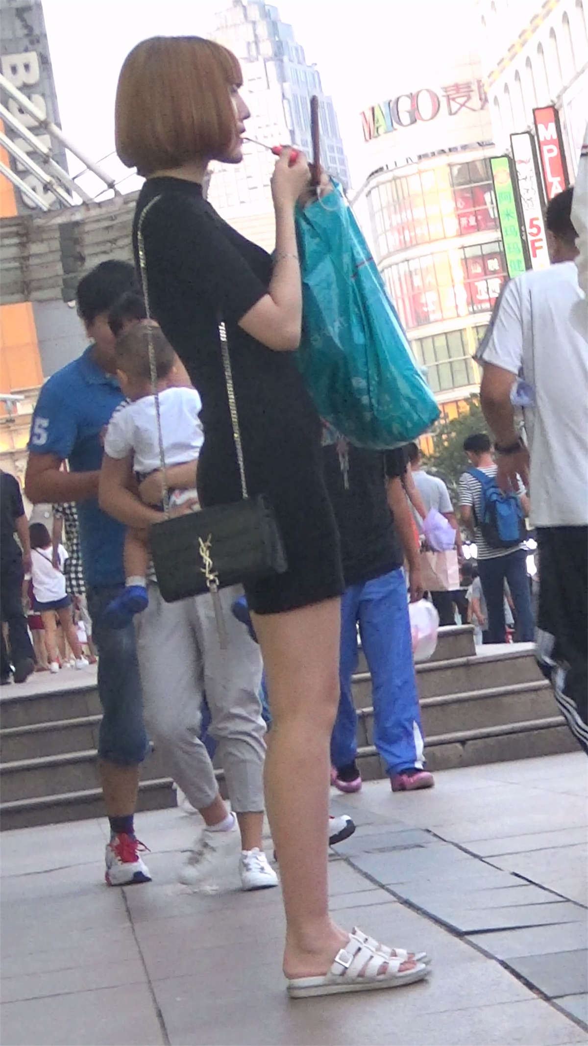 黑色侧开叉连衣包臀裙金色短发白腿美女