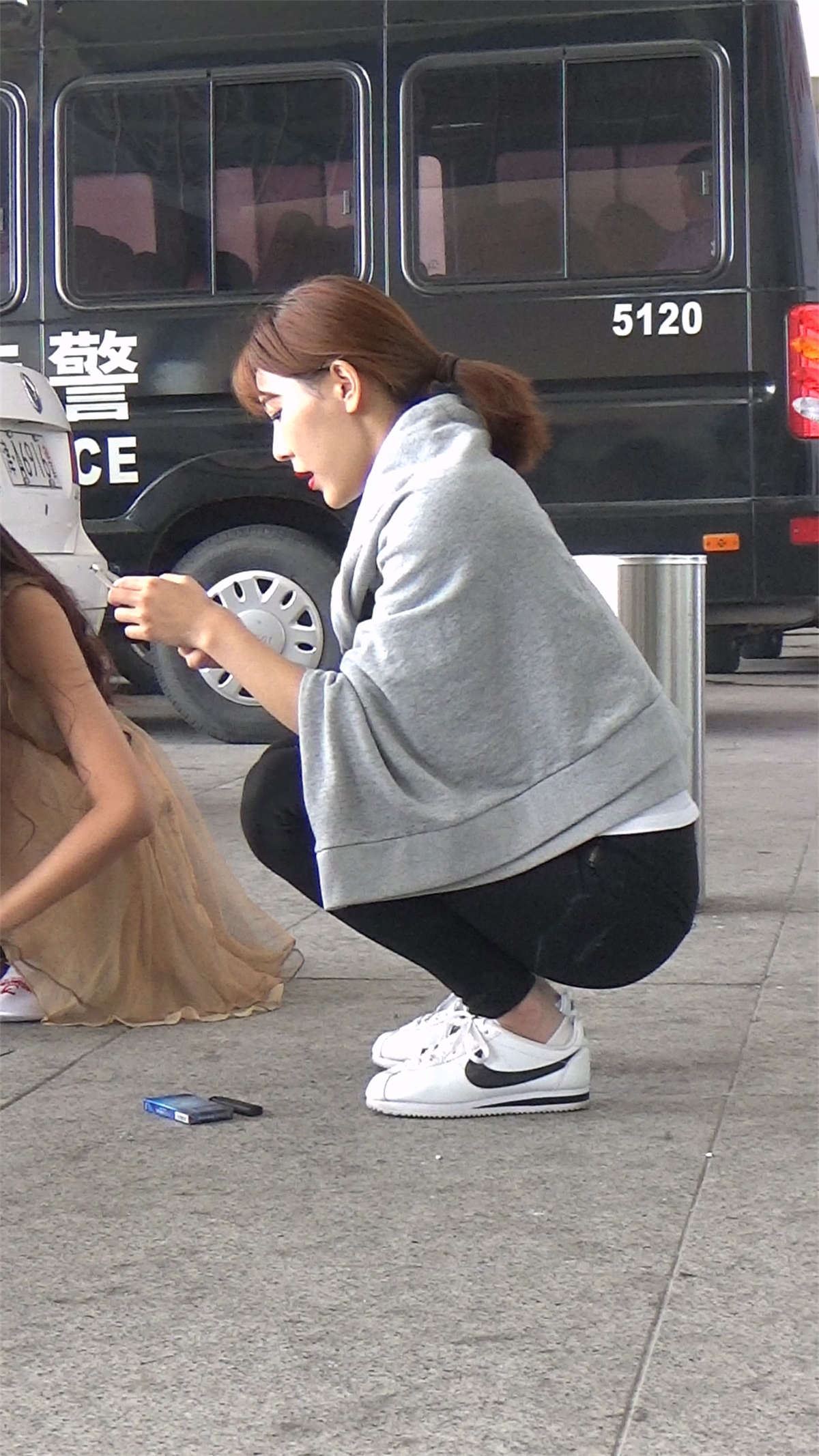 玩手机的模特靓女