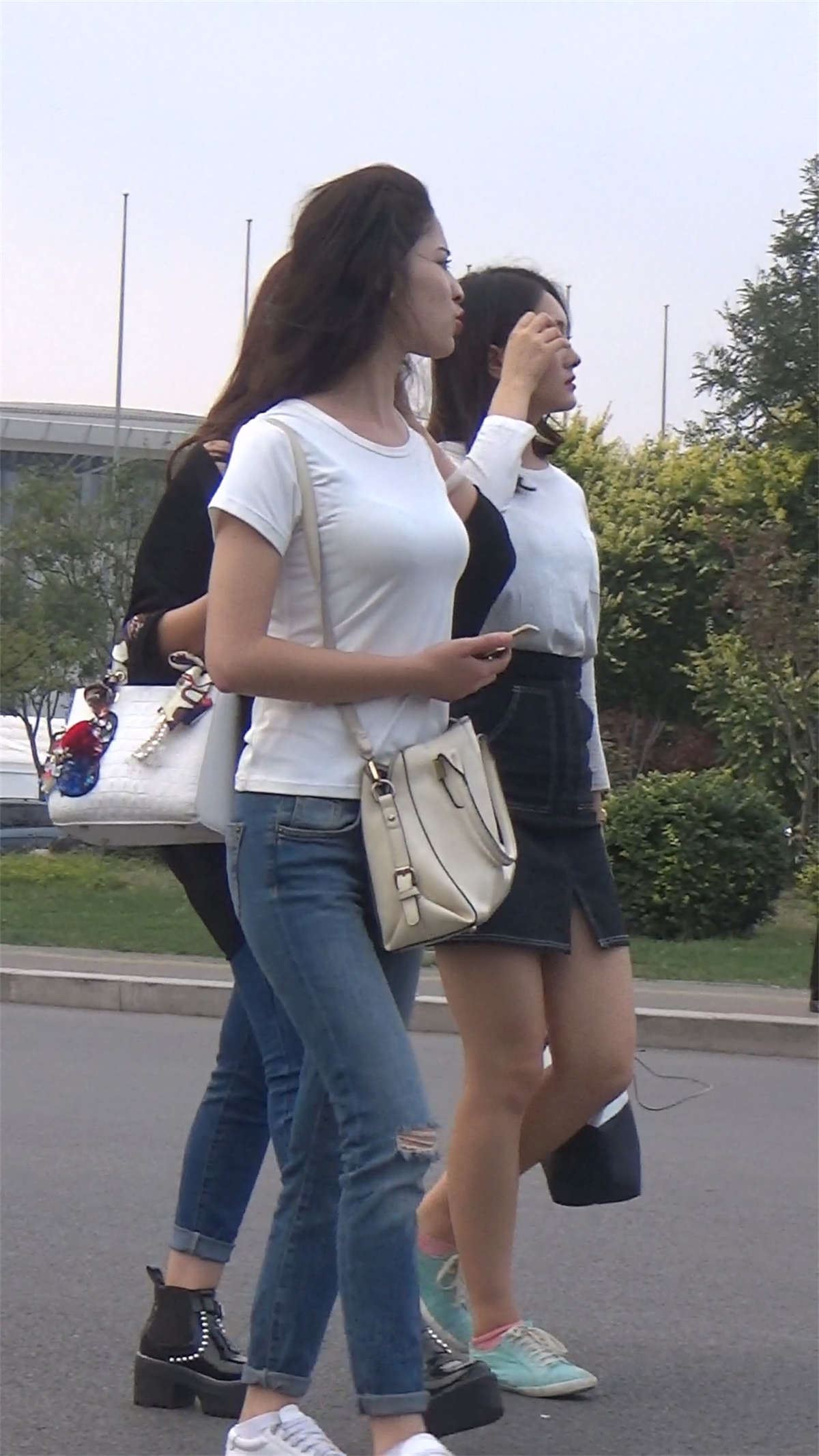 短裙长腿美女等来接她的司机