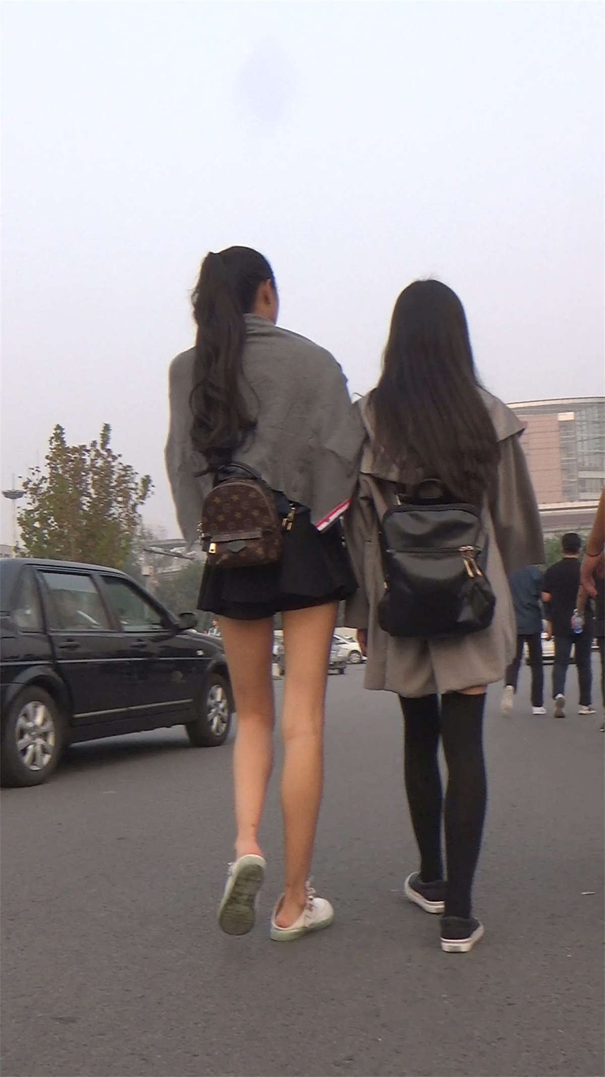 身材极好的黑丝短裙辣妹