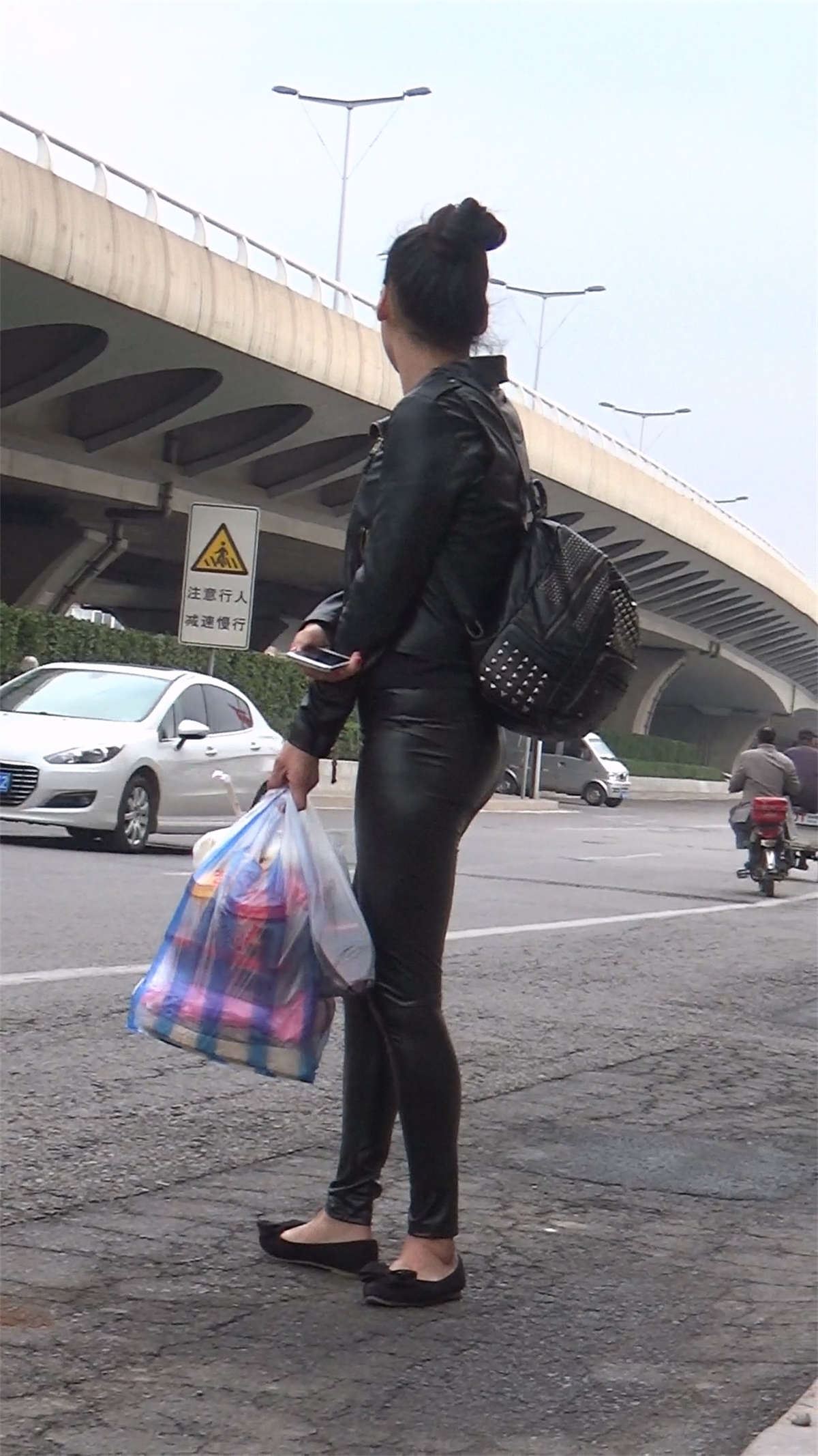 皮裤女子等车