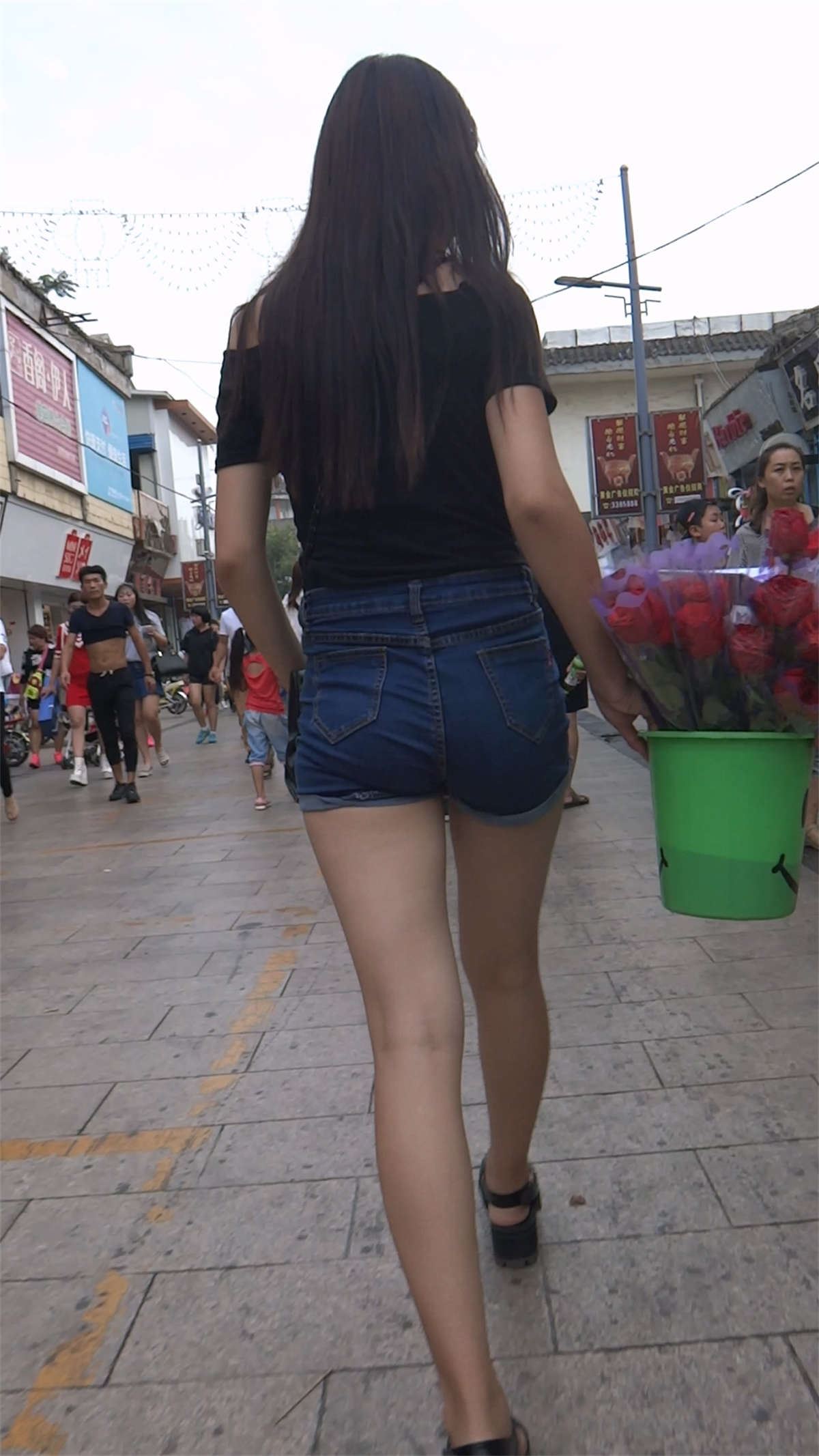送花的短裤牛仔美女