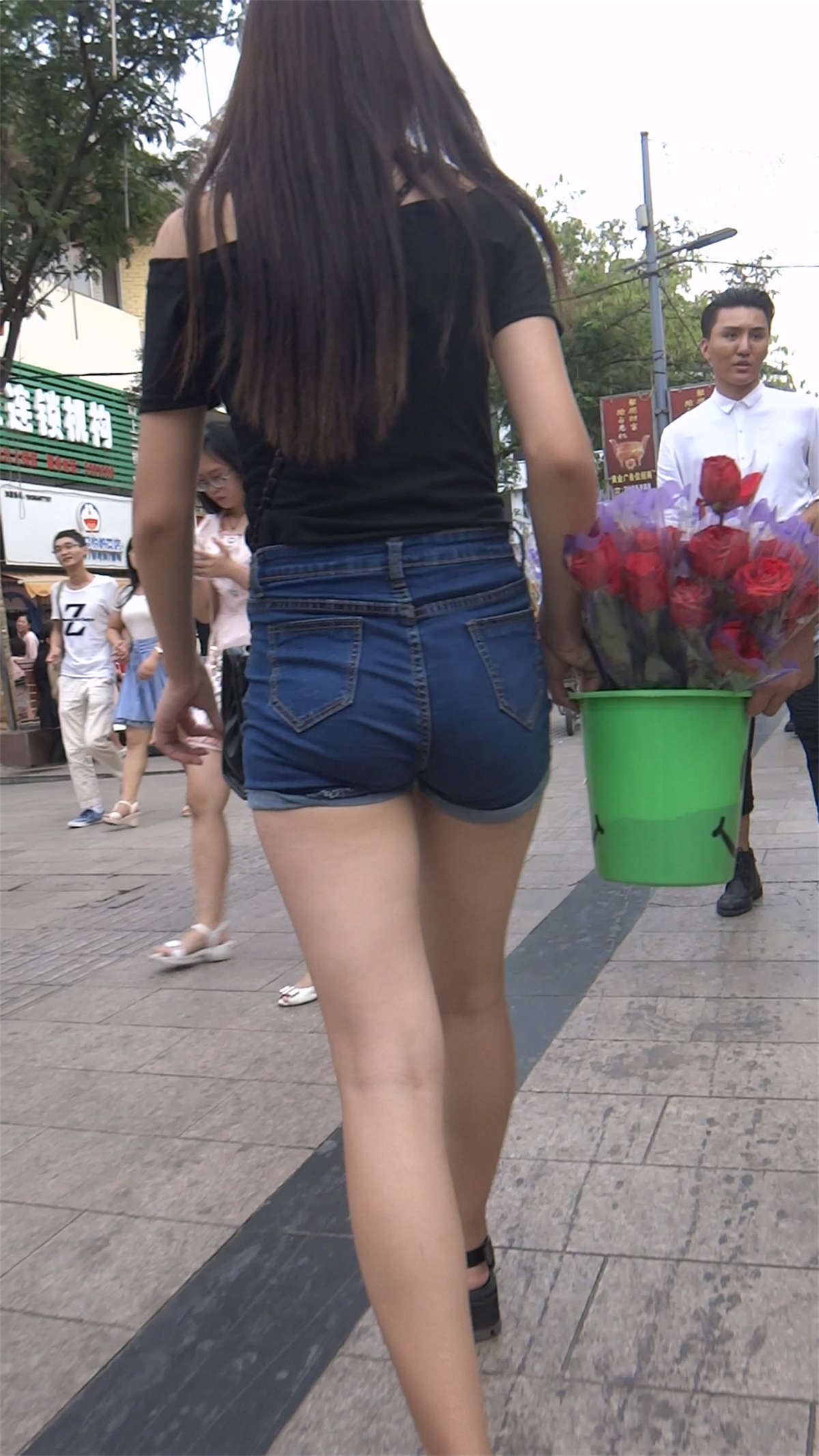 送花的短裤牛仔美女