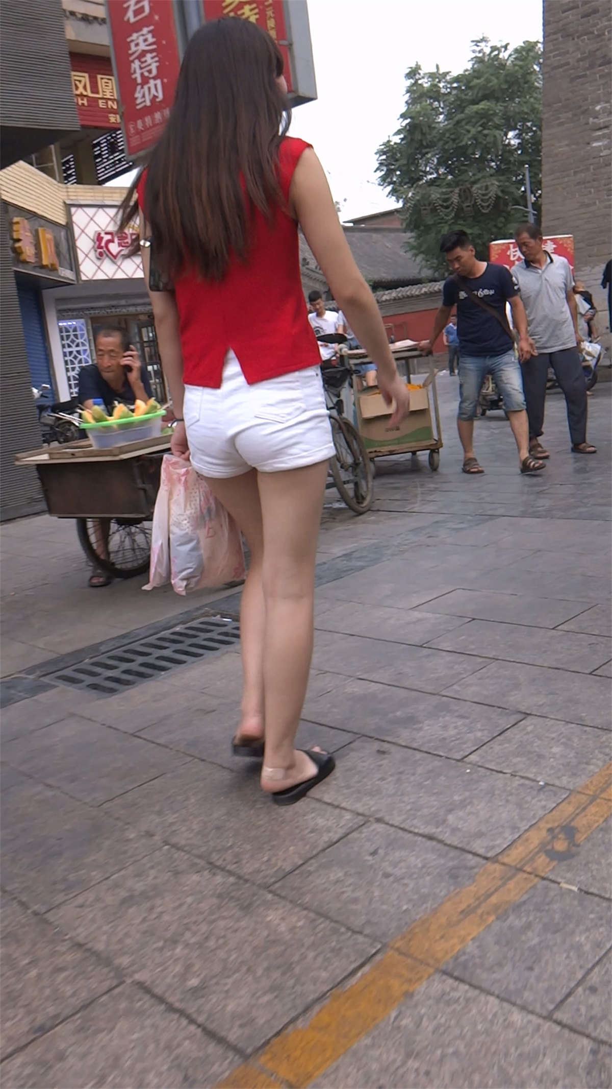 红上衣白色短裤美女