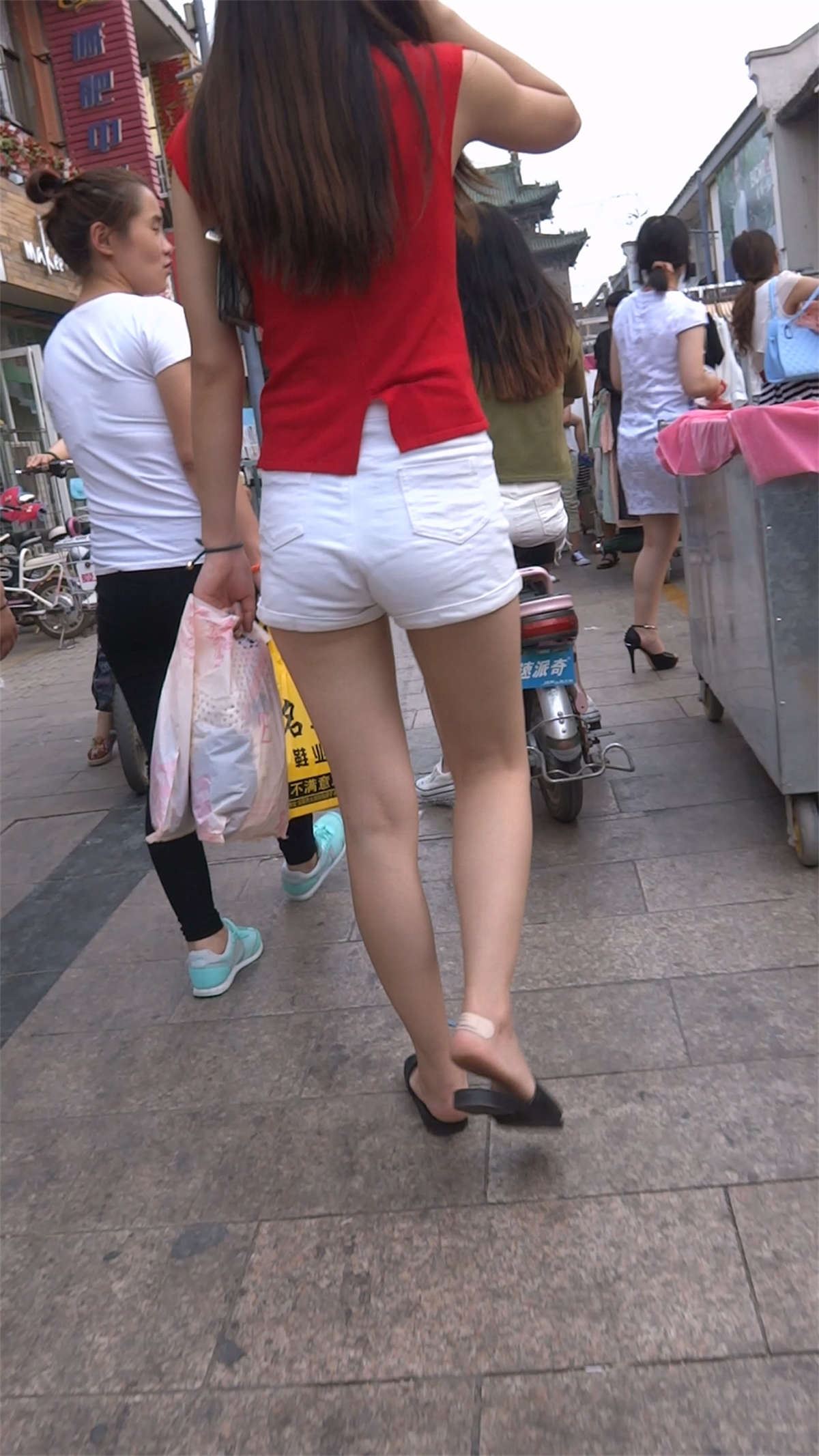 红上衣白色短裤美女