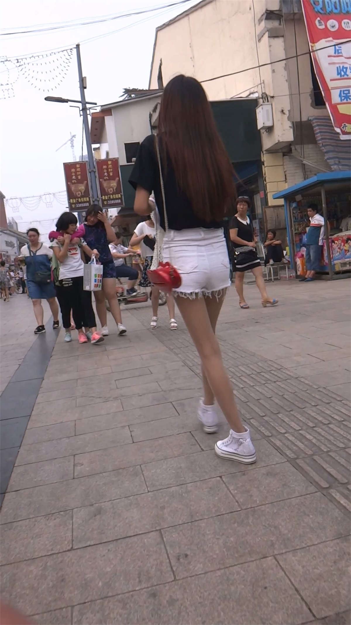 白色热裤美女