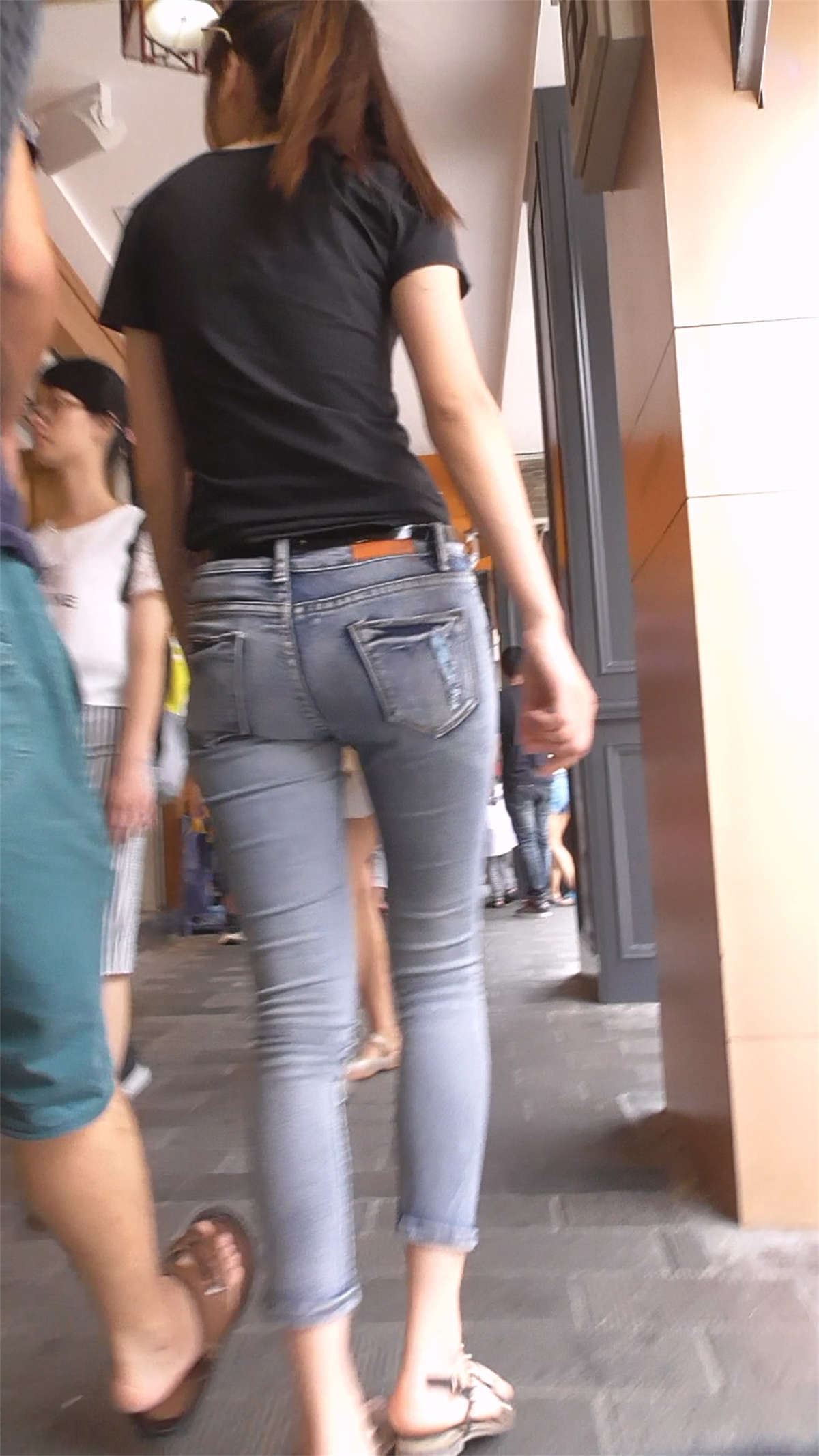 紧翘灰牛美少妇