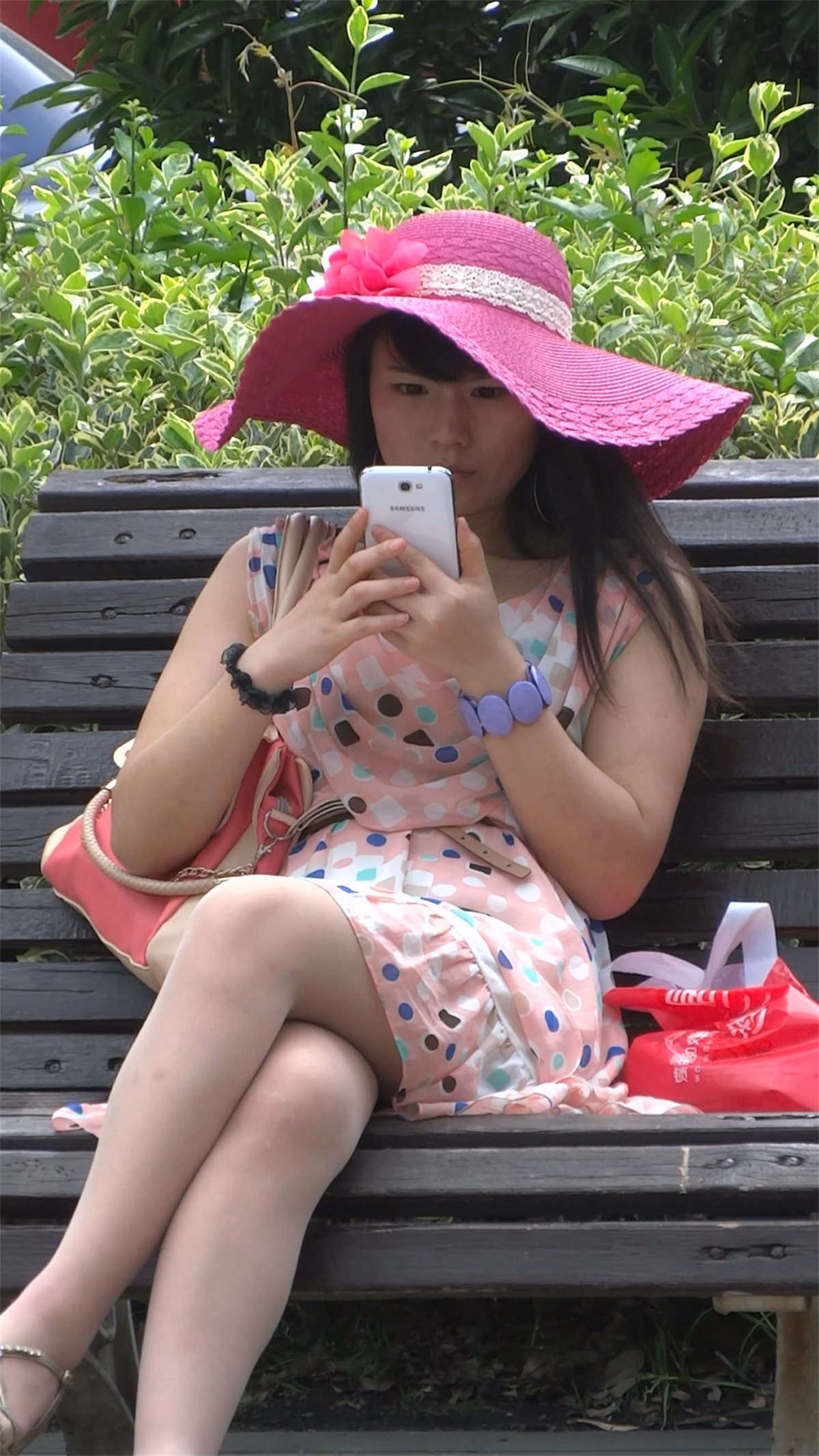 坐在凳子上的极品肉丝高跟少妇