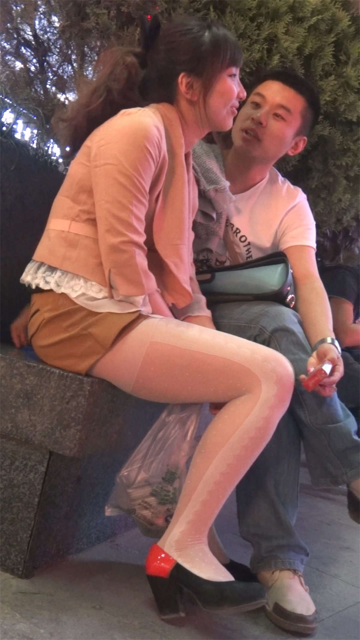 和男友唧唧我我的女子
