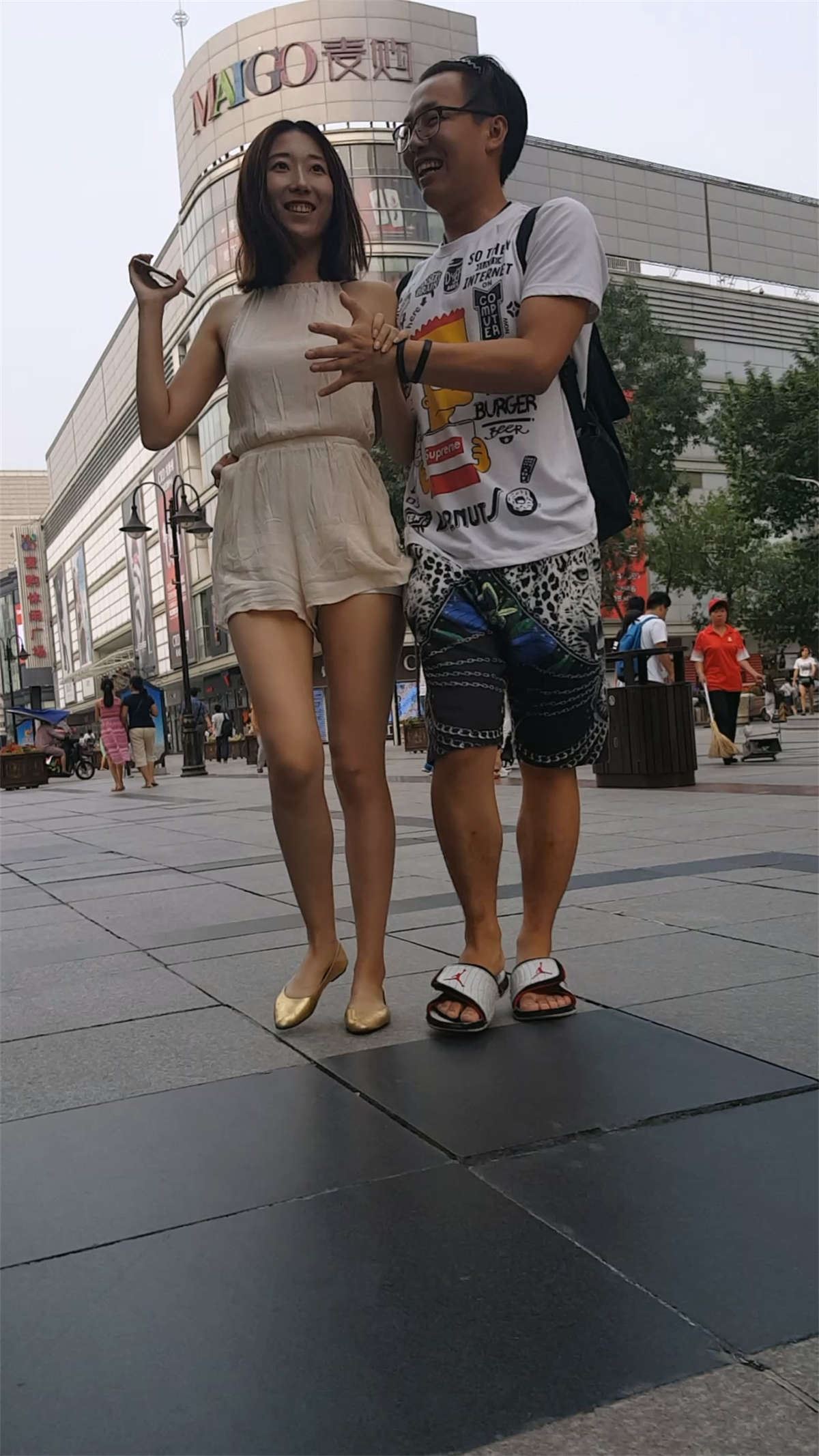 和男友逛街的长腿美眉打扮很清凉