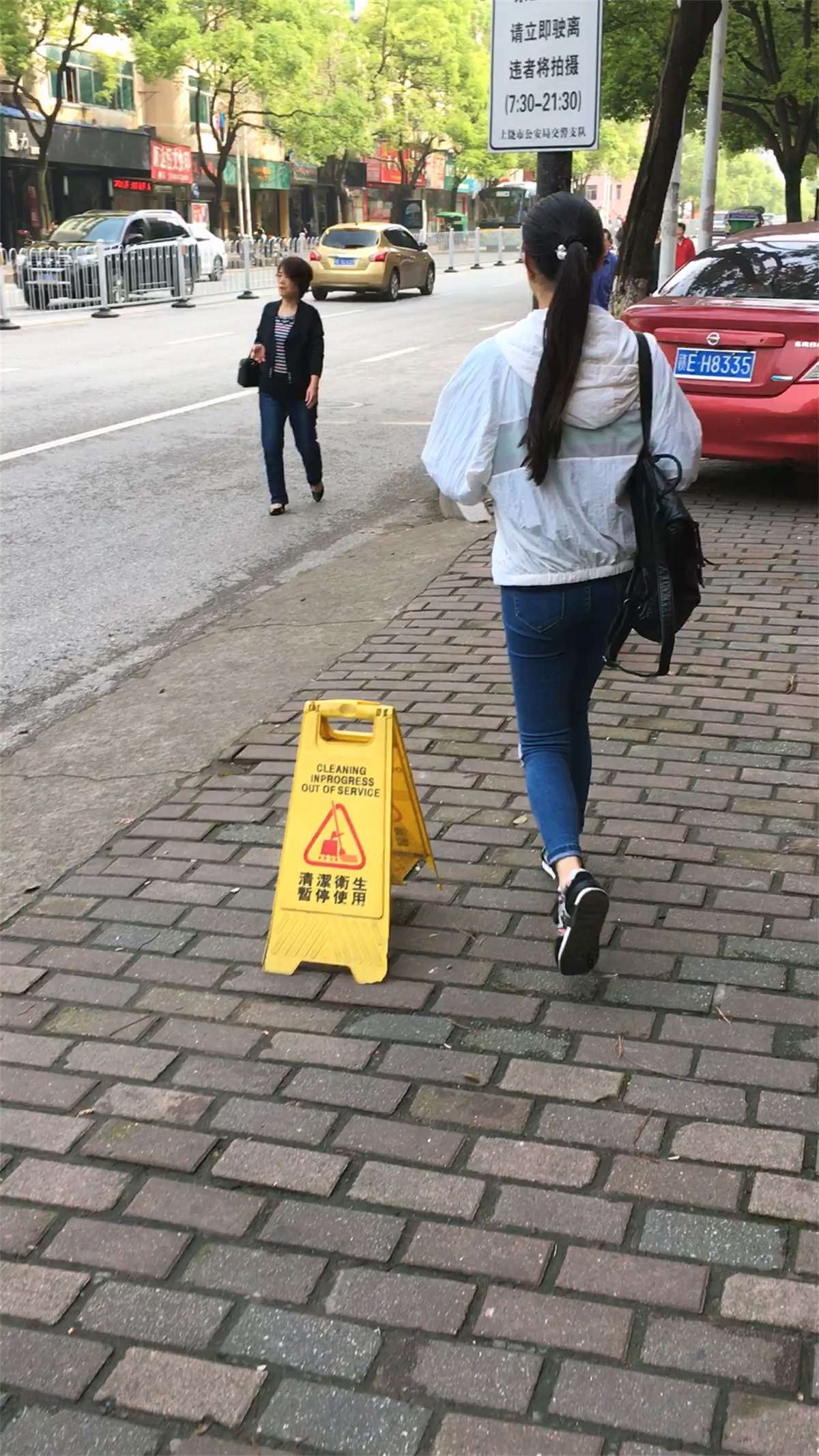 一个极品牛仔裤美女