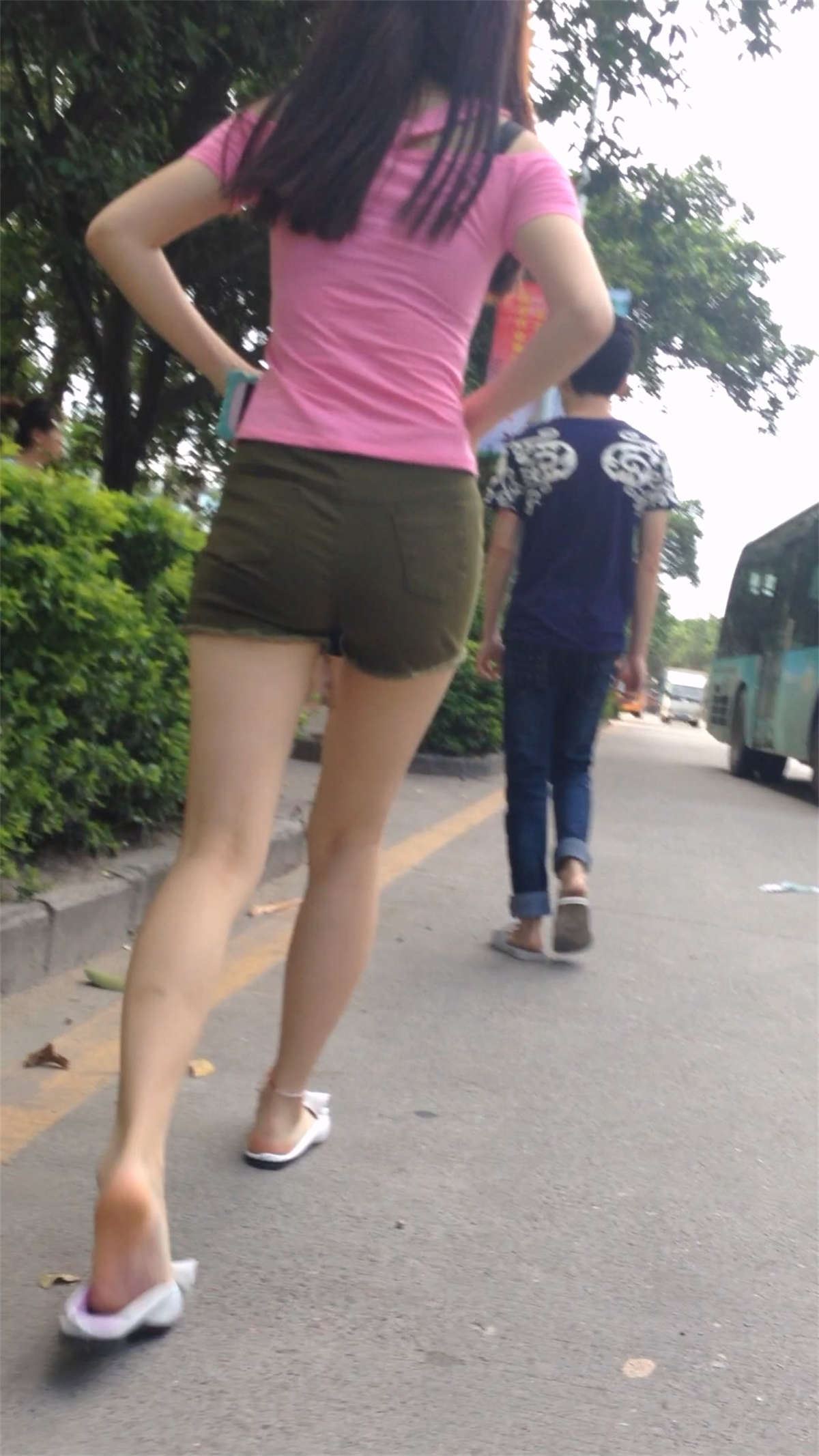 绿色短热裤美女