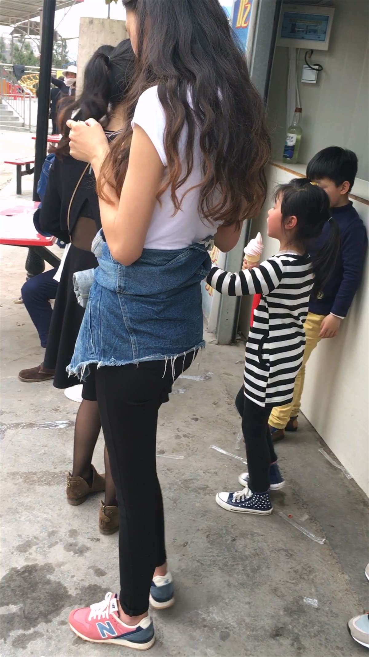 游乐场里170的黑色紧身裤大美女