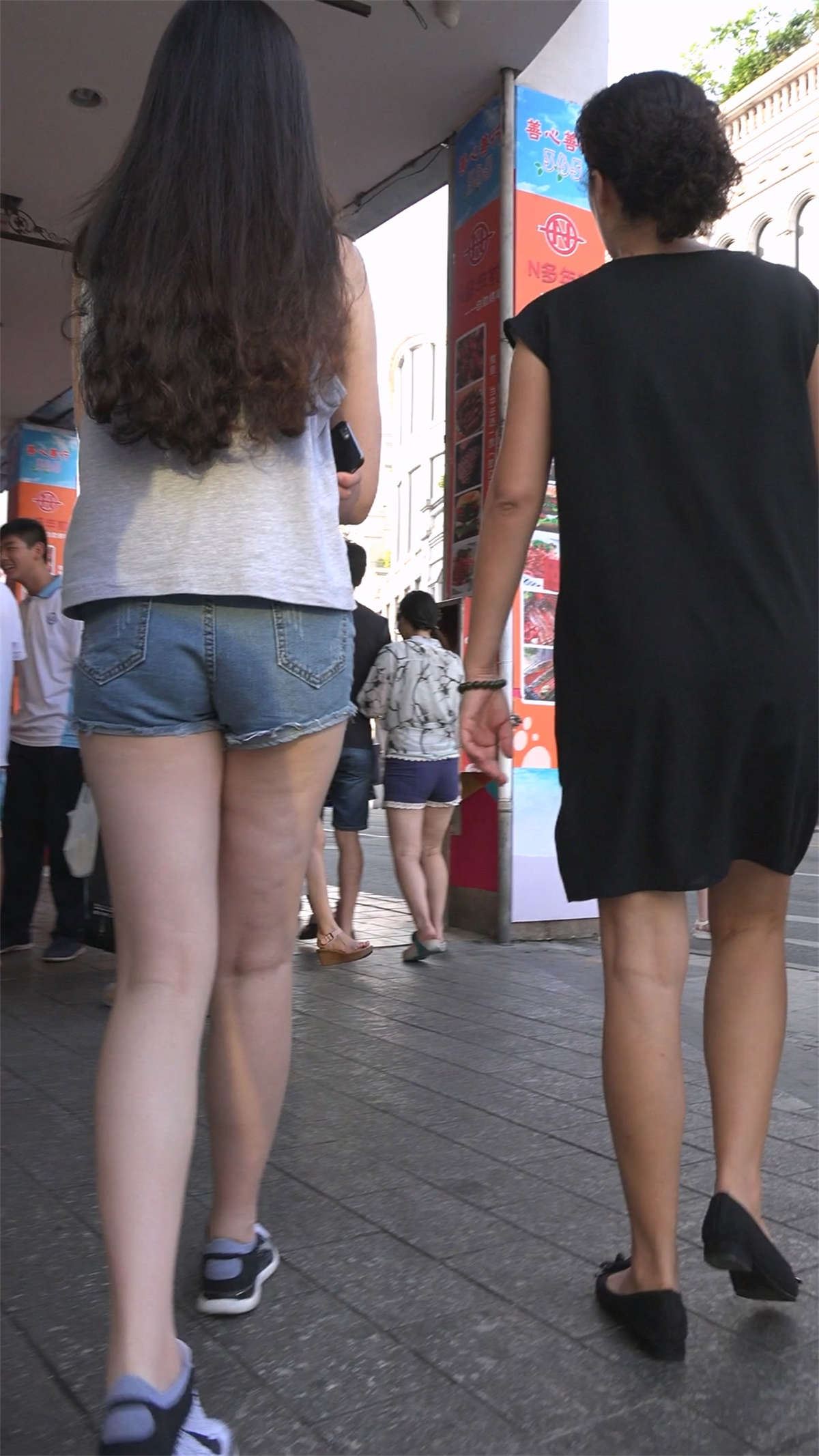 热裤美腿母女两